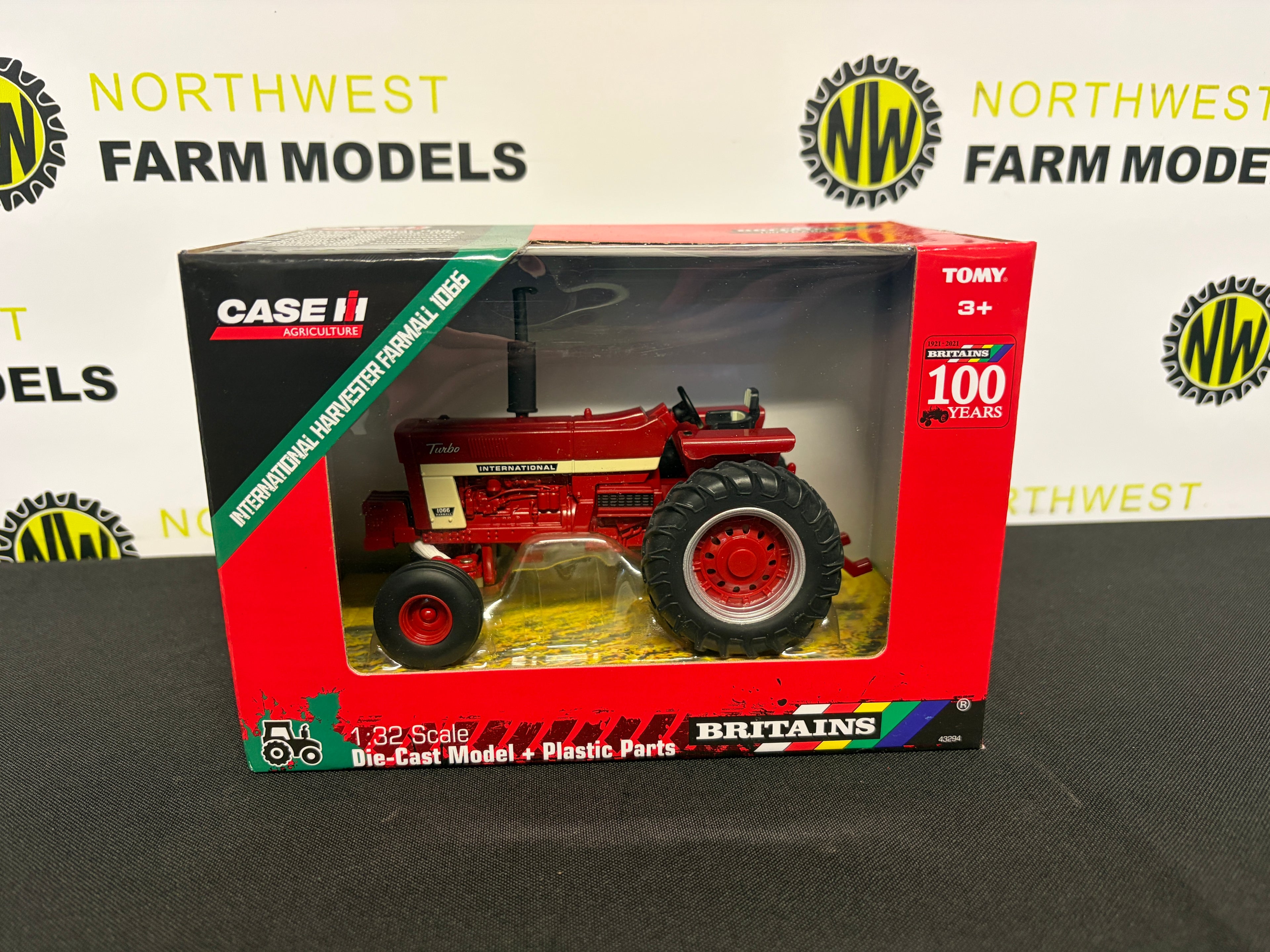 BRITAINS 43294 1:32 SCALE INTERNATIONAL HARVESTER FARMALL 1066