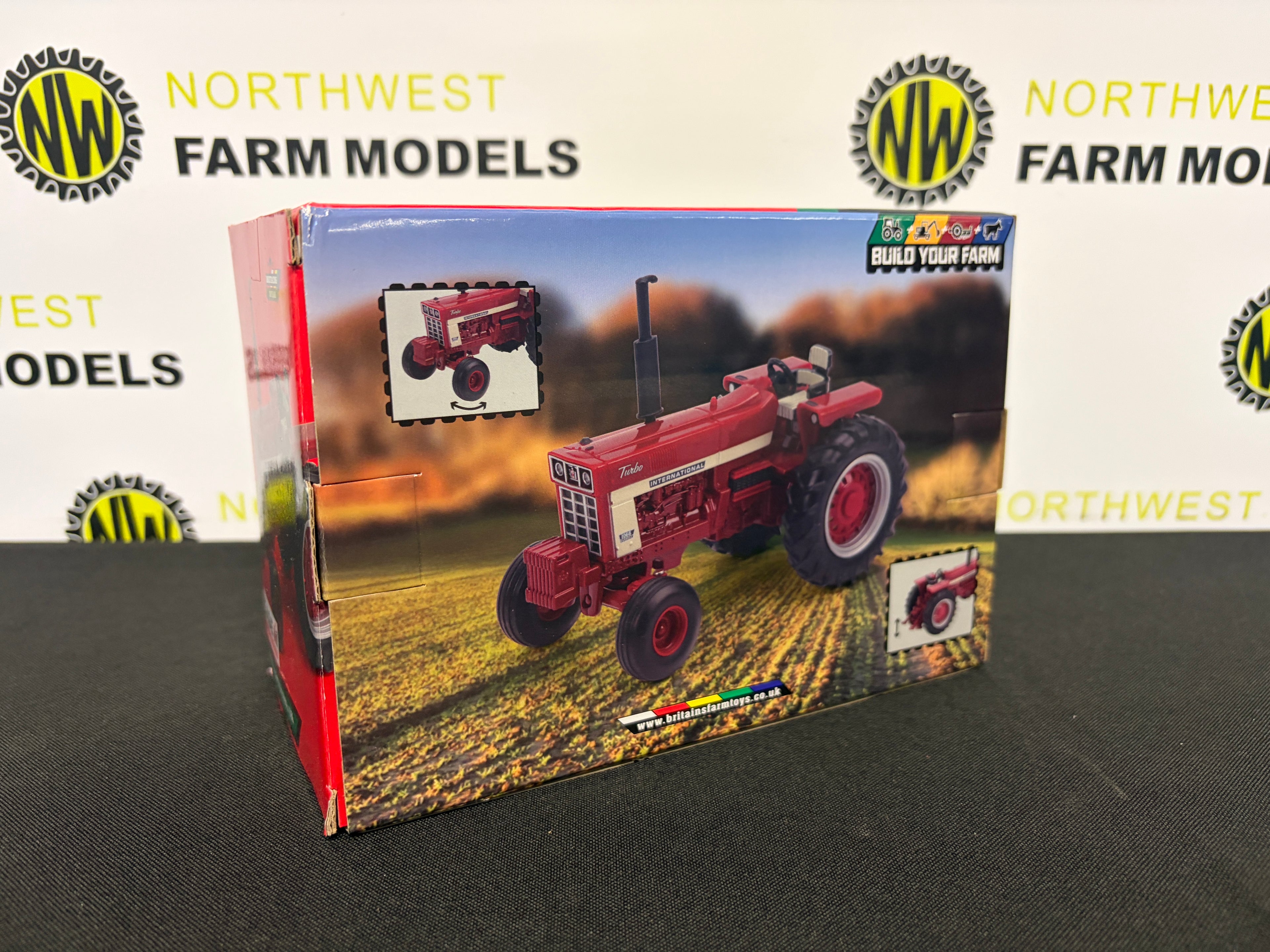 BRITAINS 43294 1:32 SCALE INTERNATIONAL HARVESTER FARMALL 1066