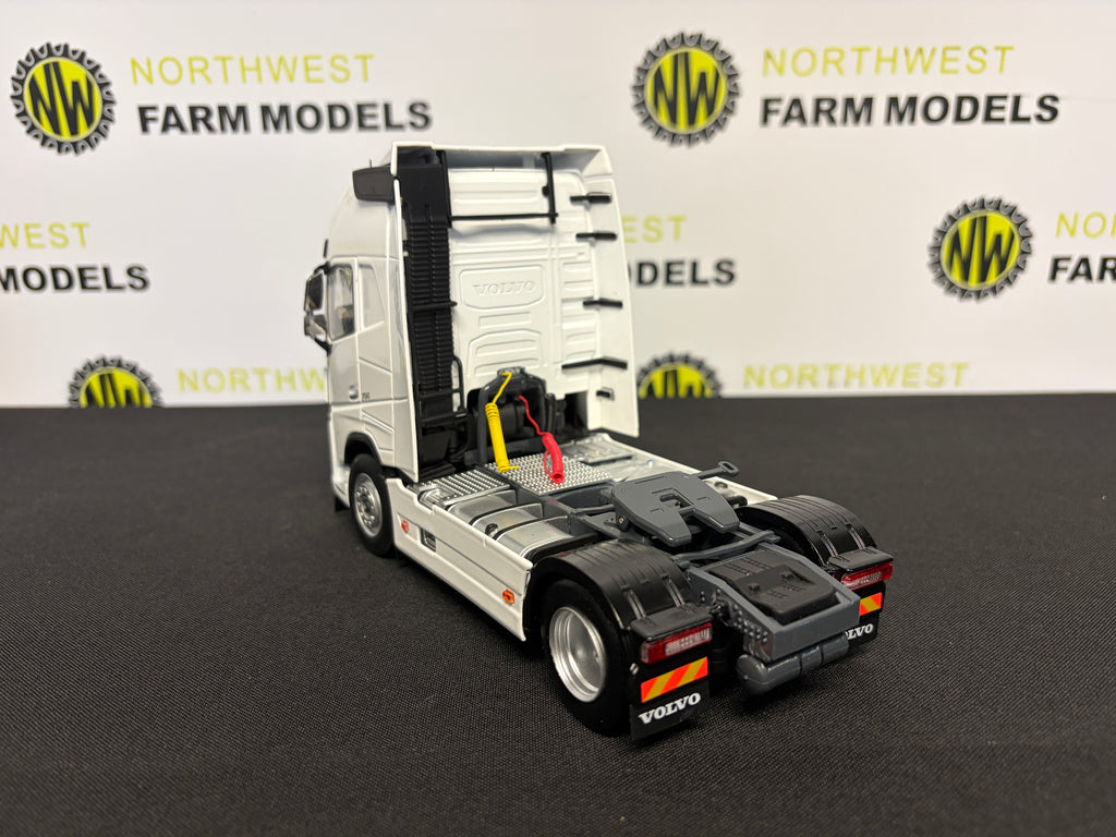 MARGE MODELS 1810-04 1:32 SCALE VOLVO FH16 4X2 CLEAR WHITE TRACTOR UNIT