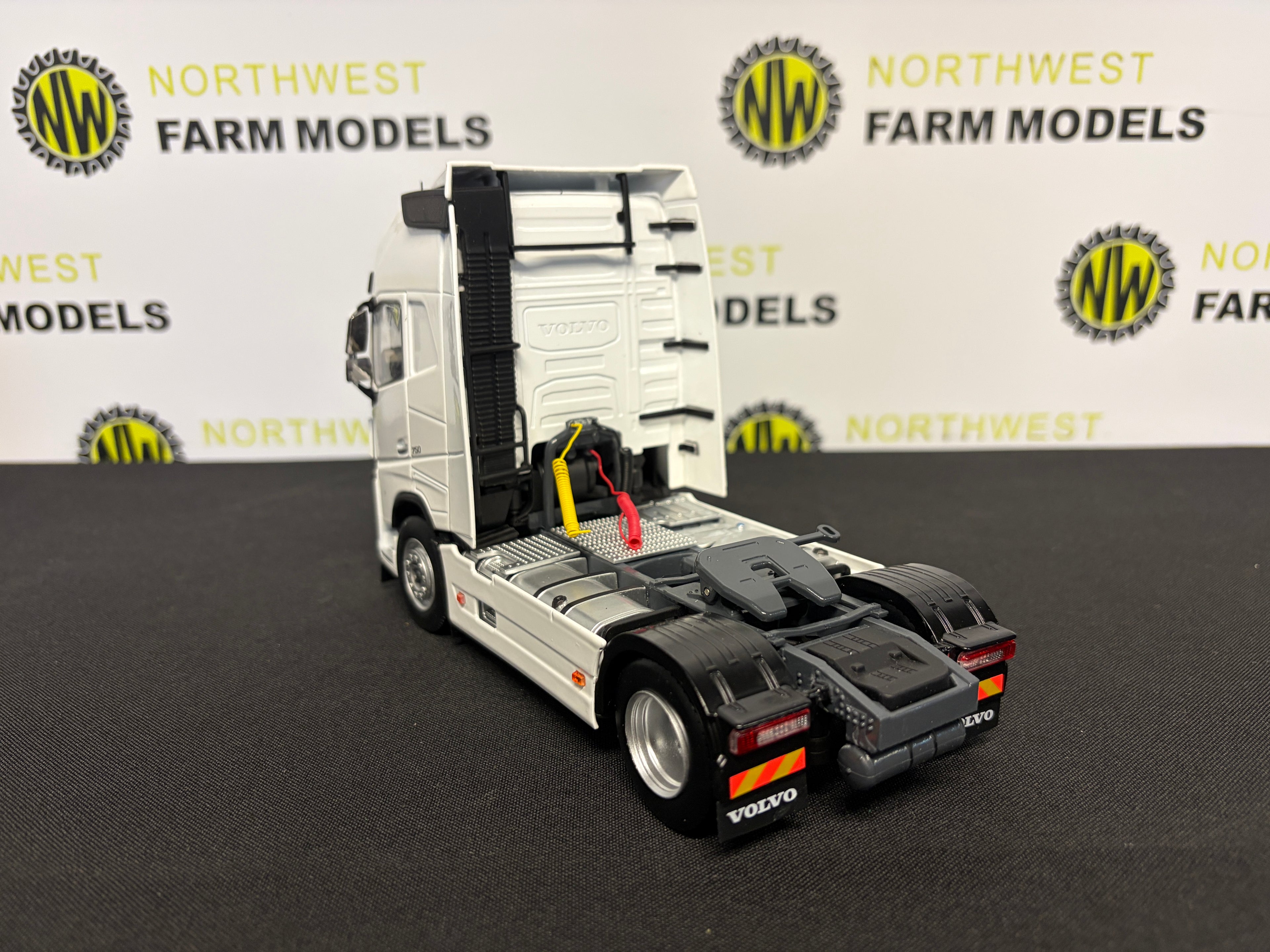 MARGE MODELS 1810-04 1:32 SCALE VOLVO FH16 4X2 CLEAR WHITE TRACTOR UNIT