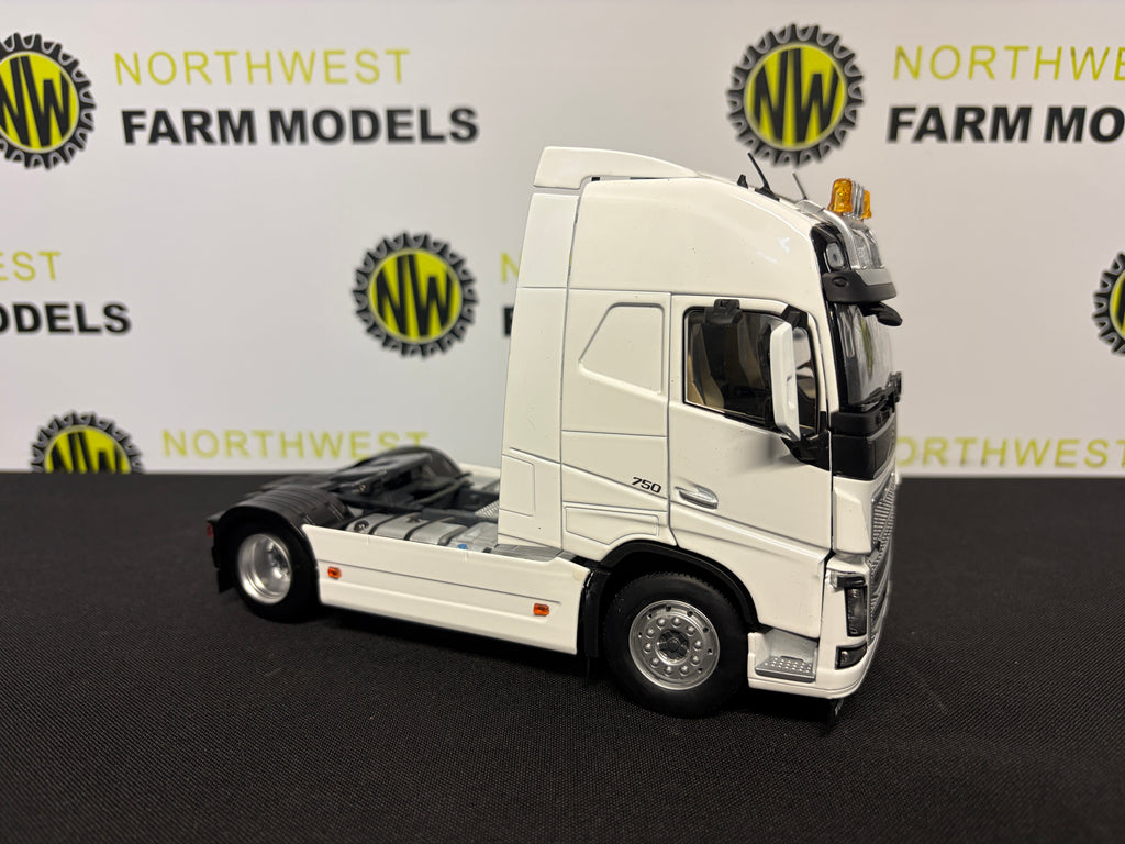 MARGE MODELS 1810-04 1:32 SCALE VOLVO FH16 4X2 CLEAR WHITE TRACTOR UNIT