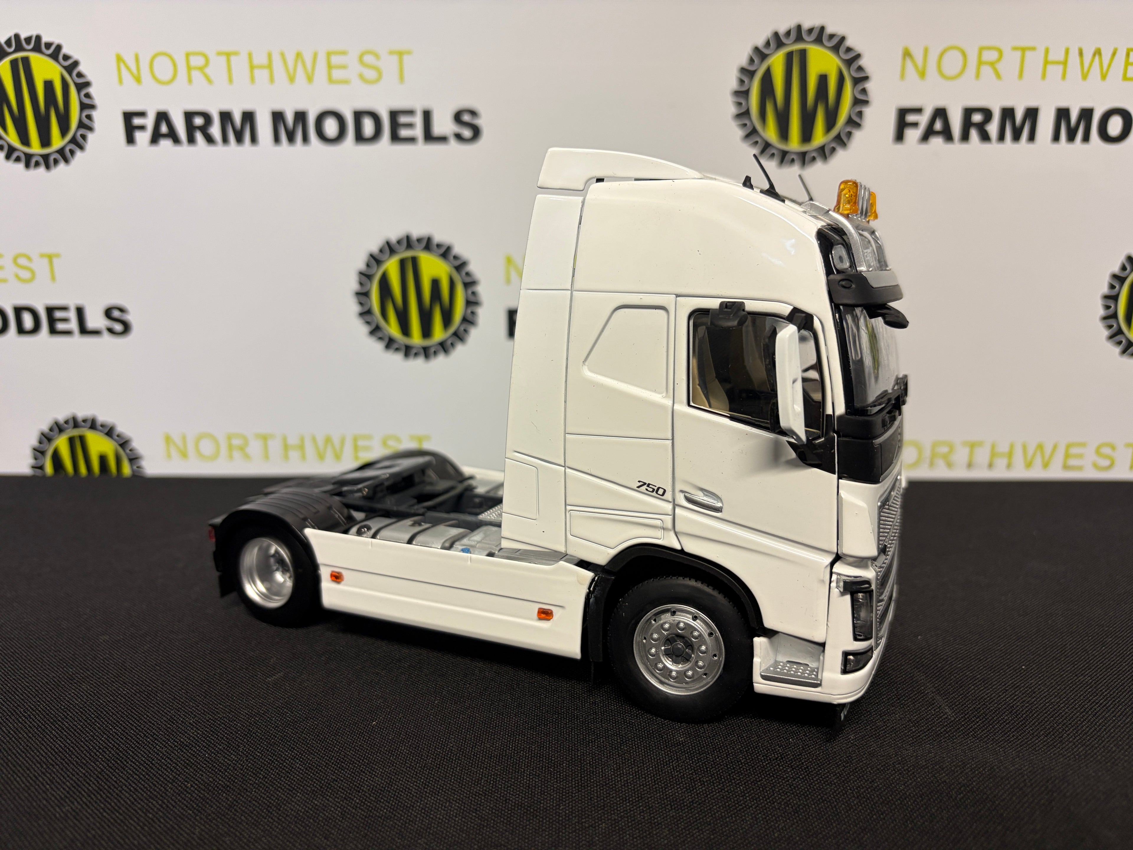 MARGE MODELS 1810-04 1:32 SCALE VOLVO FH16 4X2 CLEAR WHITE TRACTOR UNIT