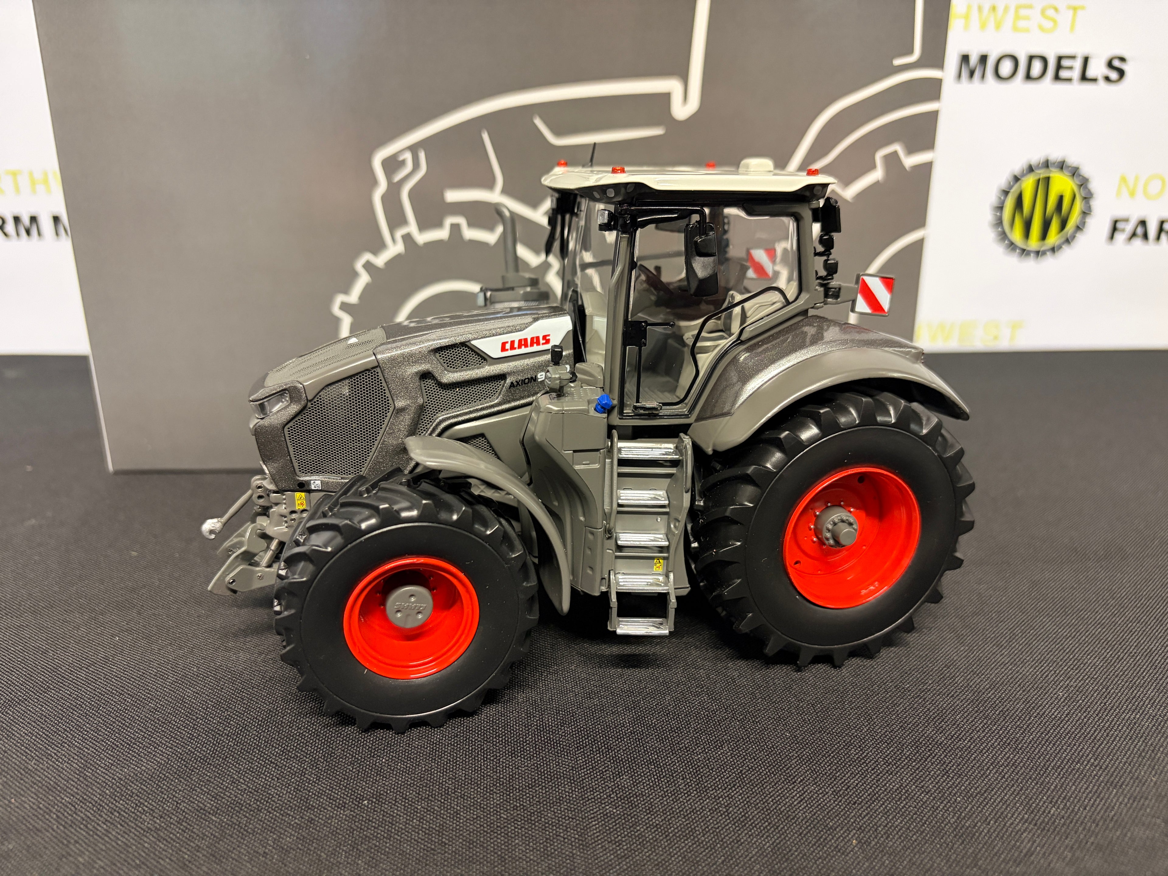 MARGE MODELS 0002675060 1:32 SCALE CLAAS AXION 9.420 CMATIC GREY LIMITED EDITION