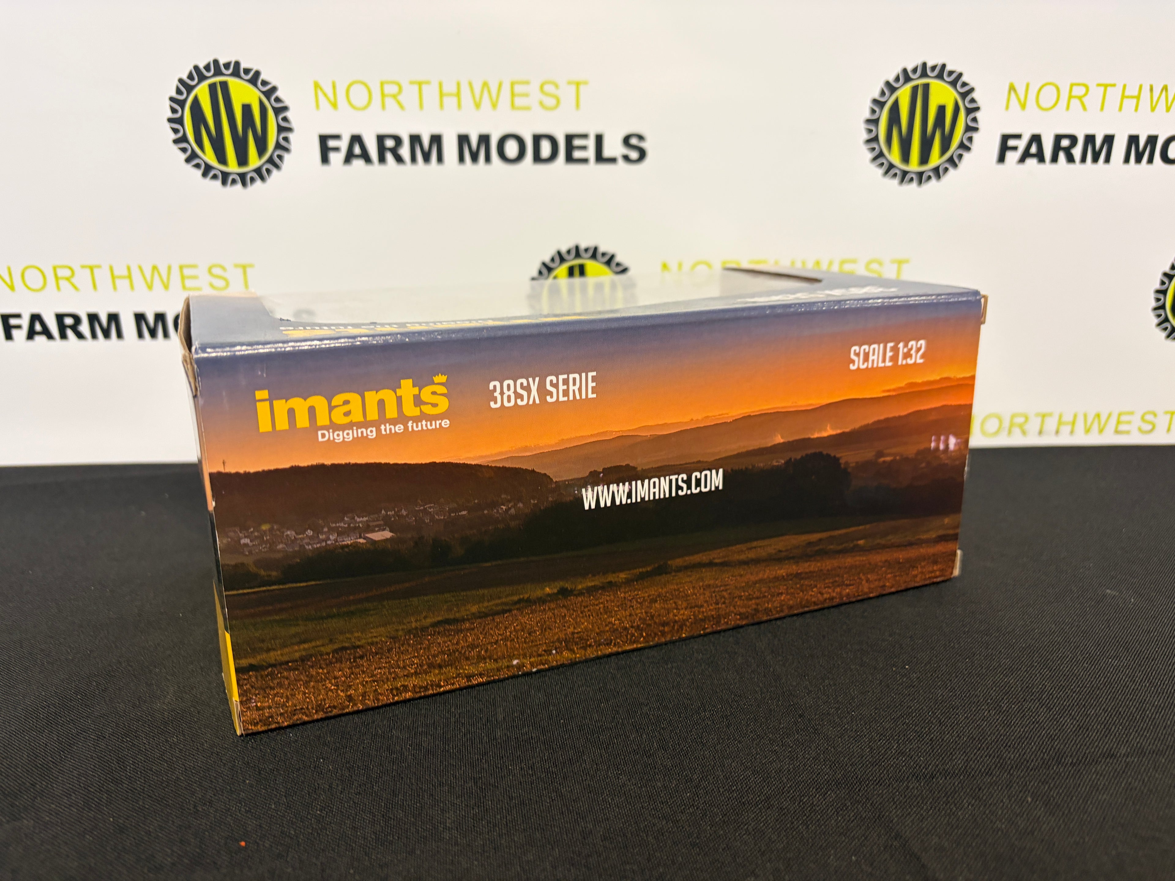 UNIVERSAL HOBBIES 6286 1:32 SCALE IMANTS 38 SX SPADING MACHINE