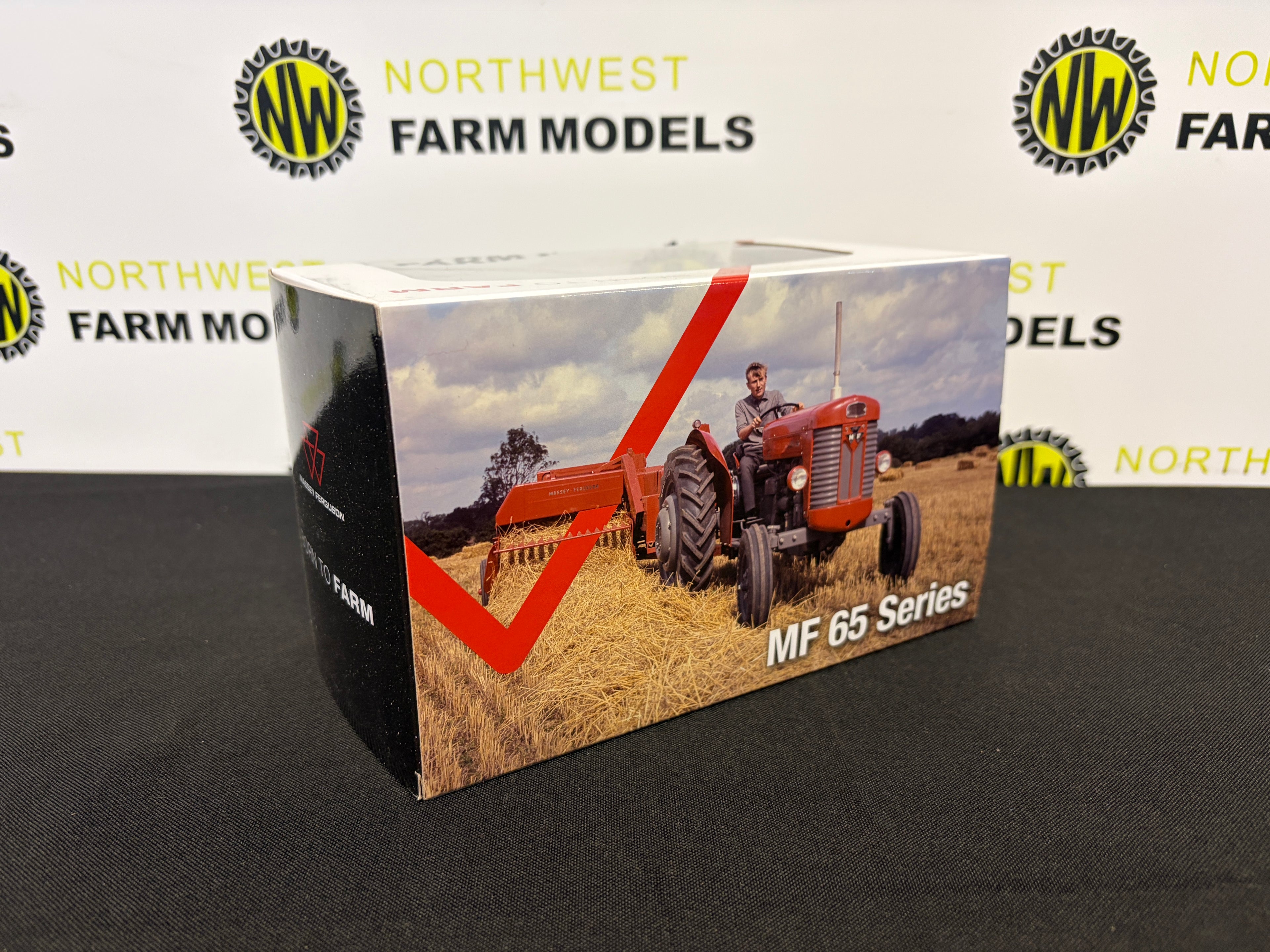UNIVERSAL HOBBIES 6269 1:32 SCALE MASSEY FERGUSON 65 "FLINT GREY"