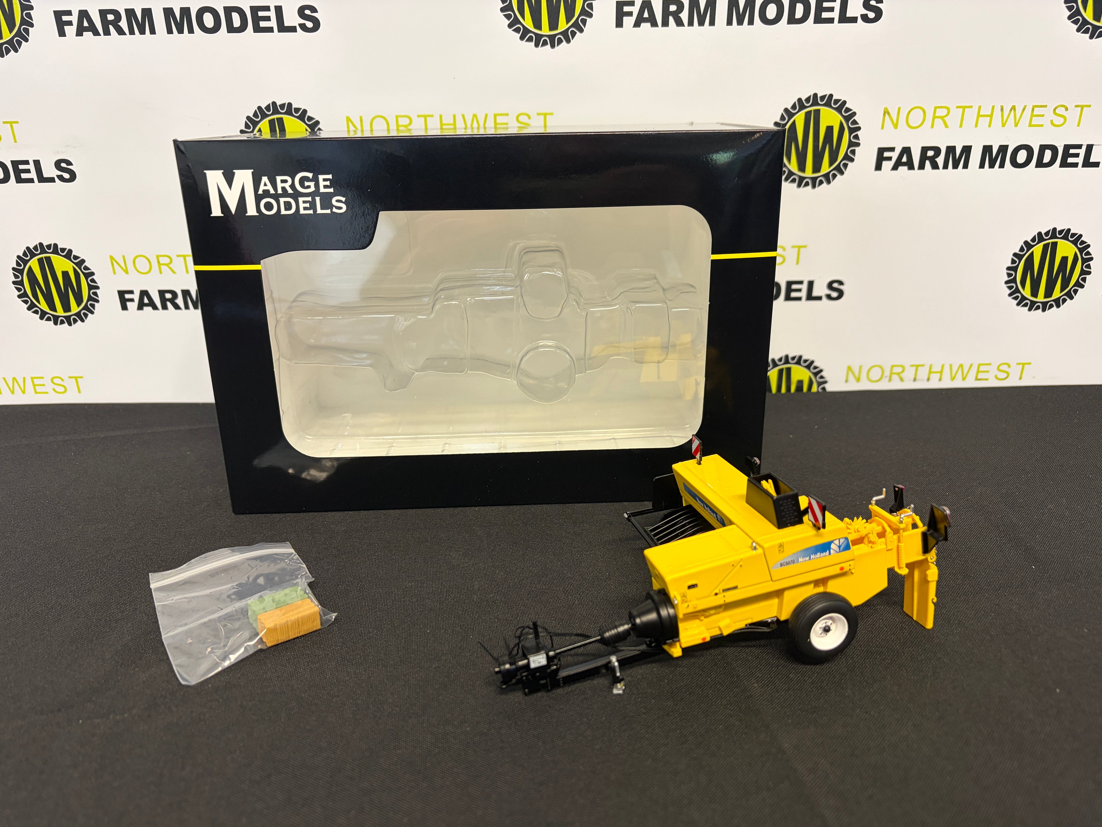 MARGE MODELS 2521 1:32 SCALE NEW HOLLAND BC5070 SMALL SQUARE BALER