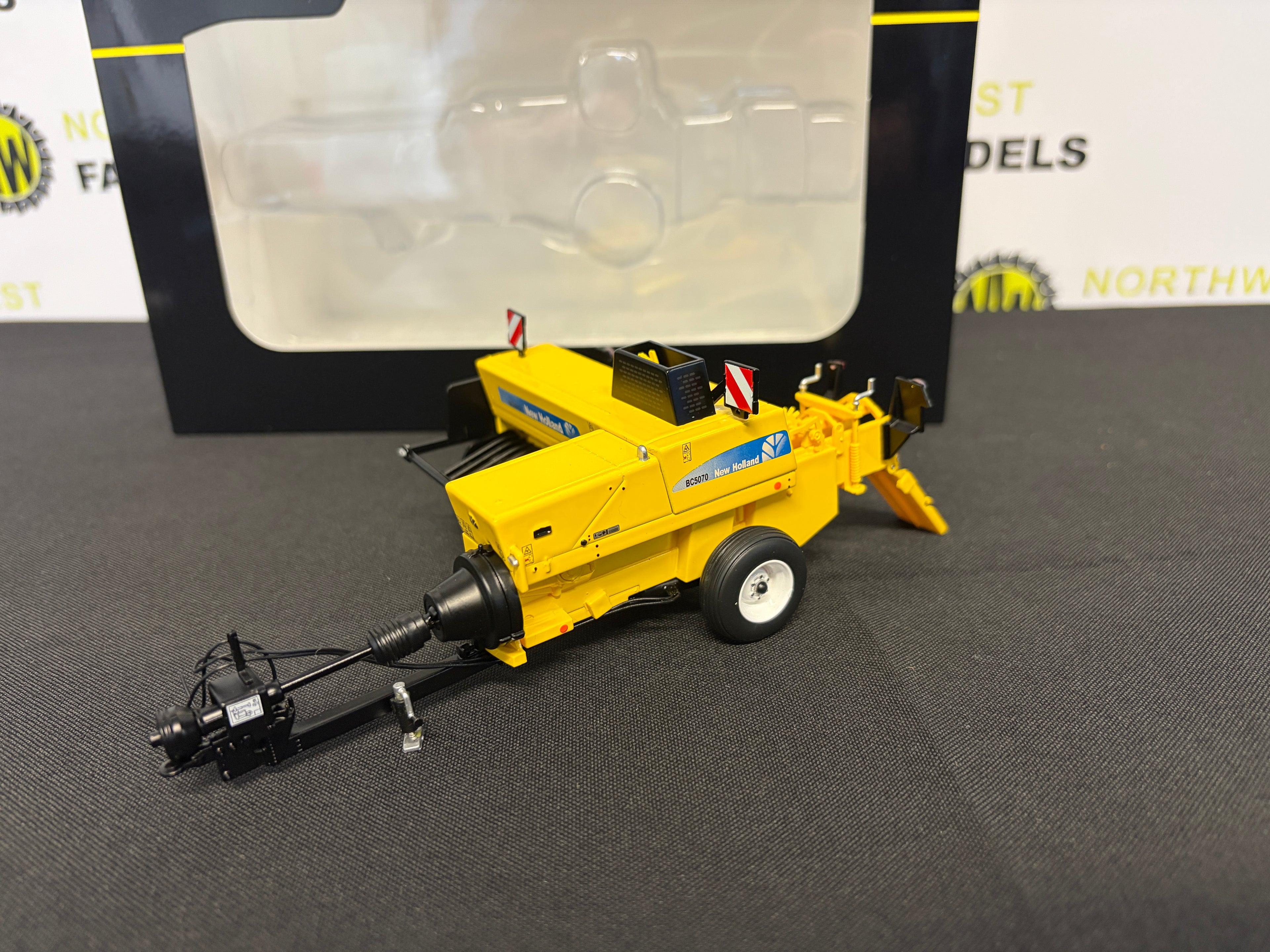 MARGE MODELS 2521 1:32 SCALE NEW HOLLAND BC5070 SMALL SQUARE BALER