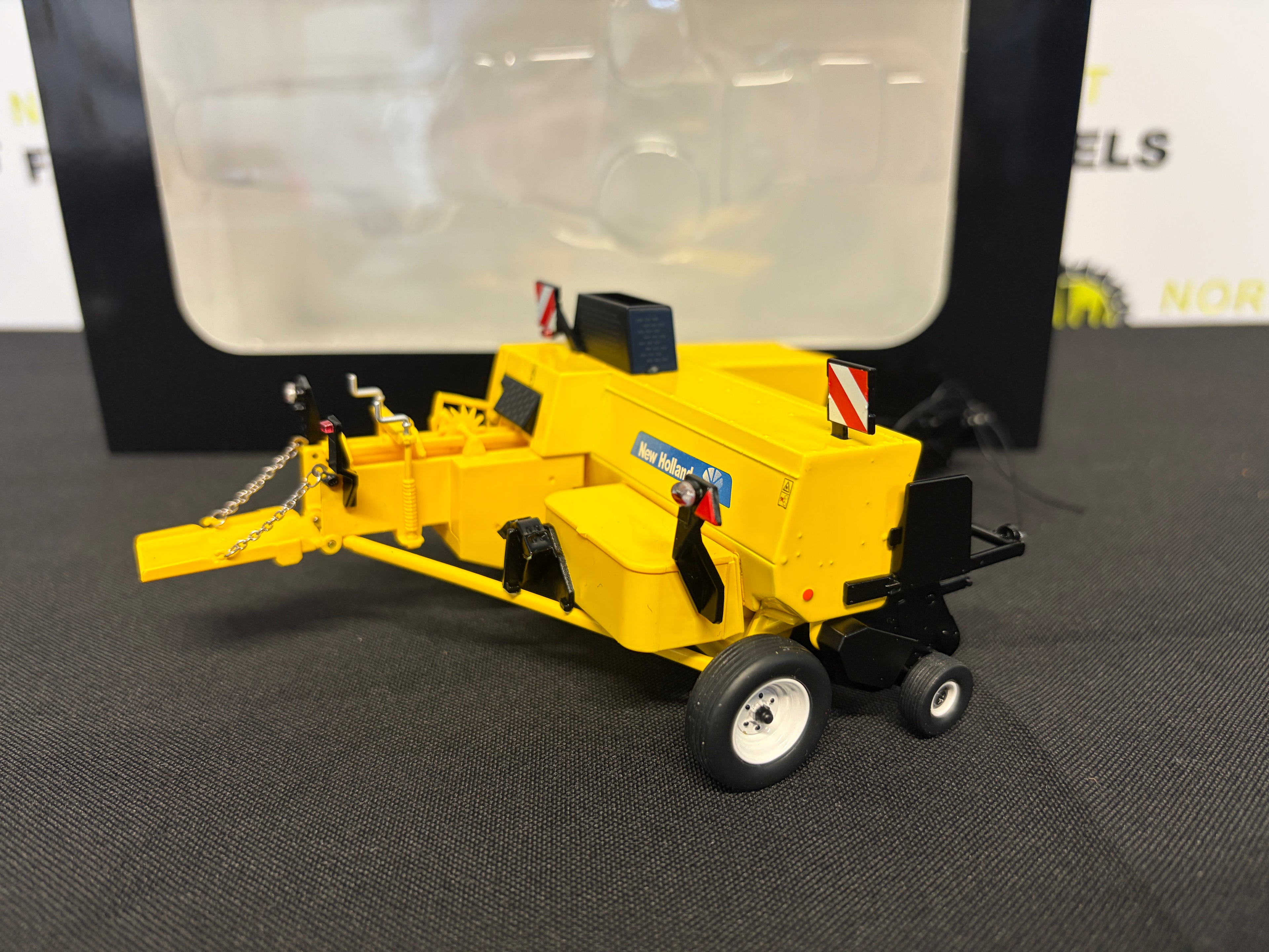 MARGE MODELS 2521 1:32 SCALE NEW HOLLAND BC5070 SMALL SQUARE BALER
