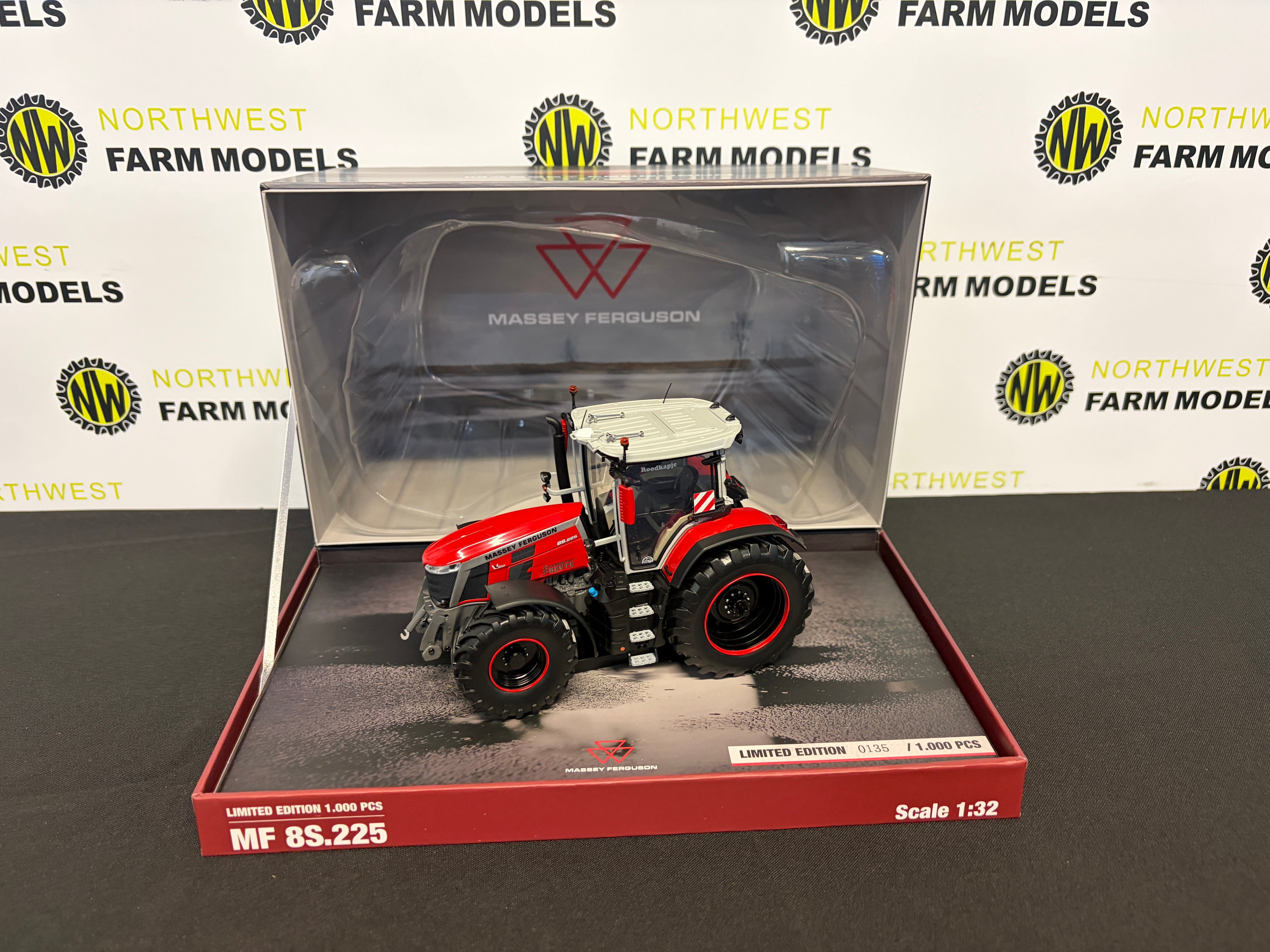UNIVERSAL HOBBIES 6857 1:32 SCALE MASSEY FERGUSON 8S.225 LIMITED EDITION