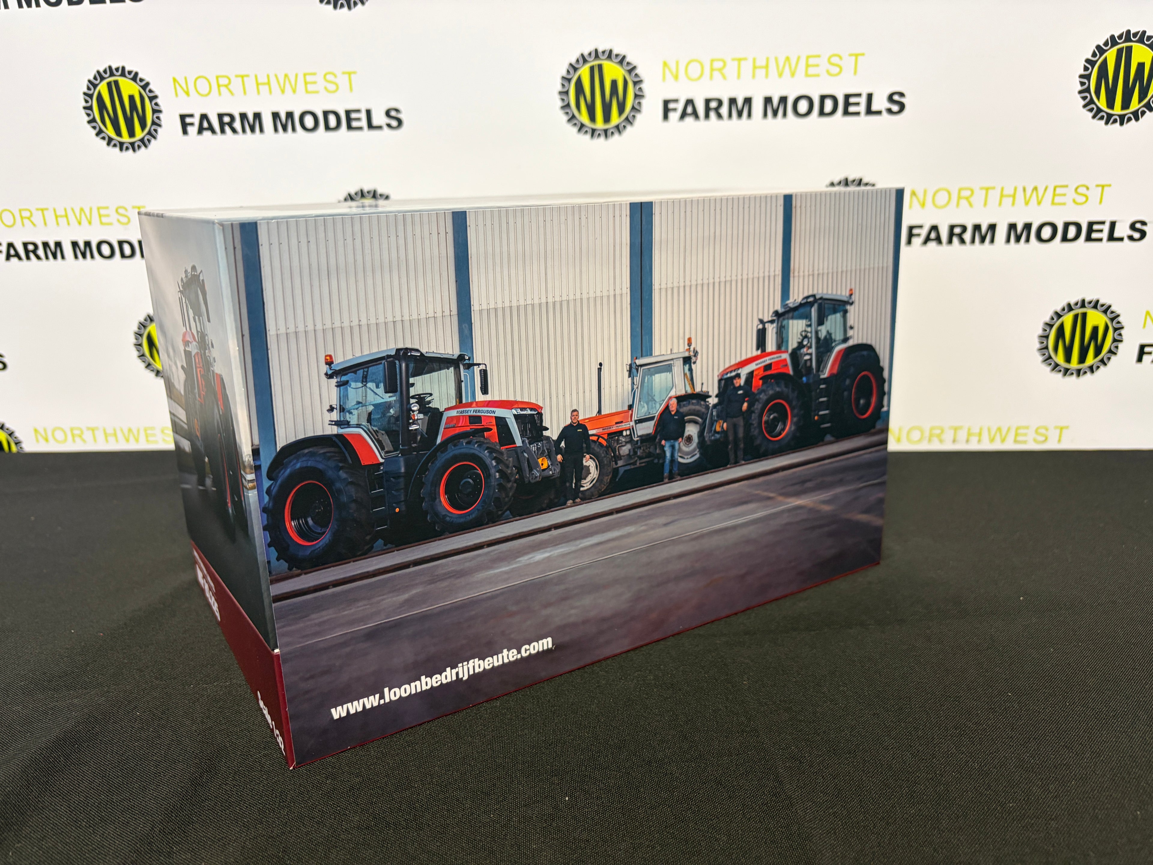 UNIVERSAL HOBBIES 6857 1:32 SCALE MASSEY FERGUSON 8S.225 LIMITED EDITION