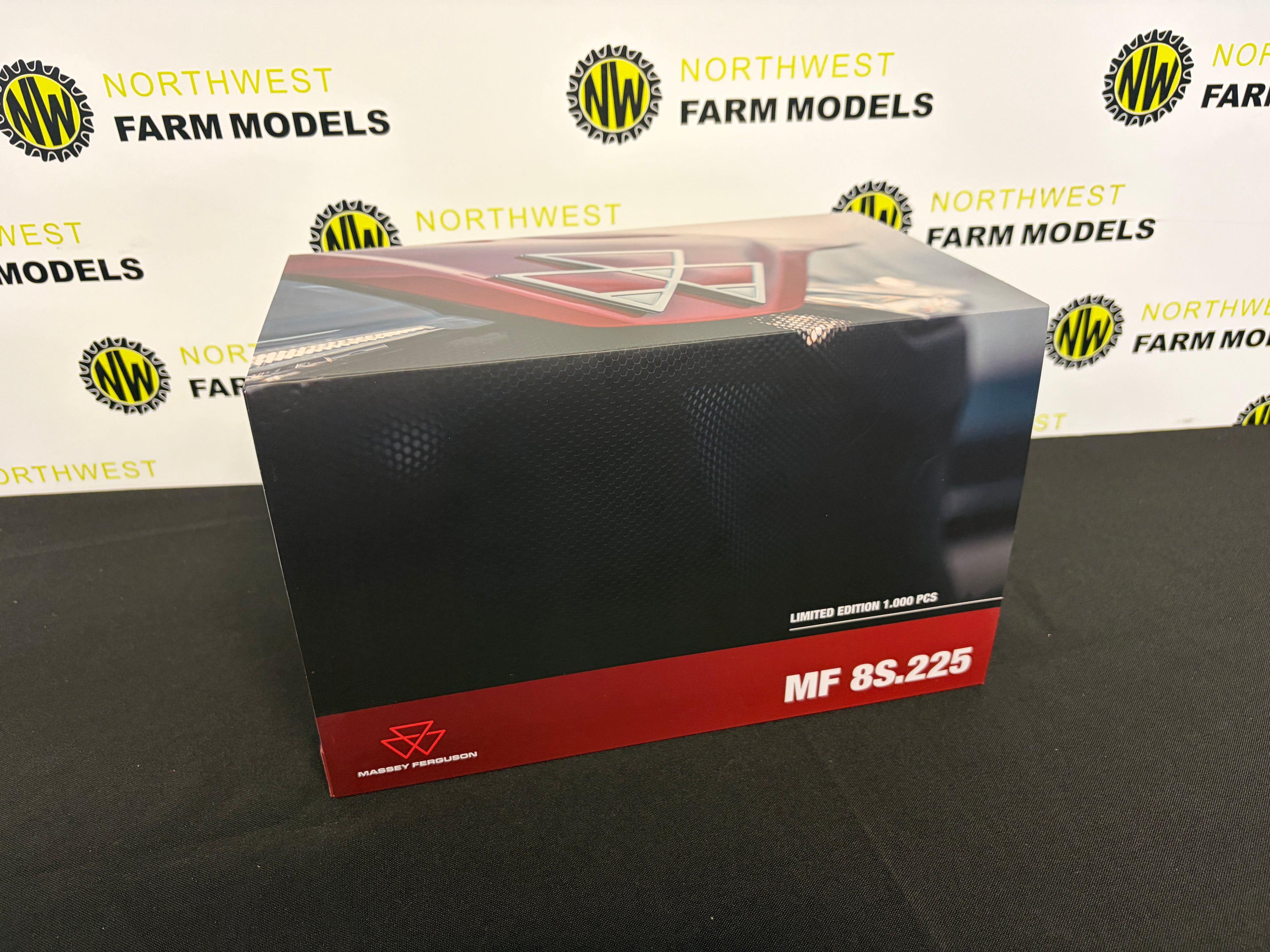 UNIVERSAL HOBBIES 6857 1:32 SCALE MASSEY FERGUSON 8S.225 LIMITED EDITION