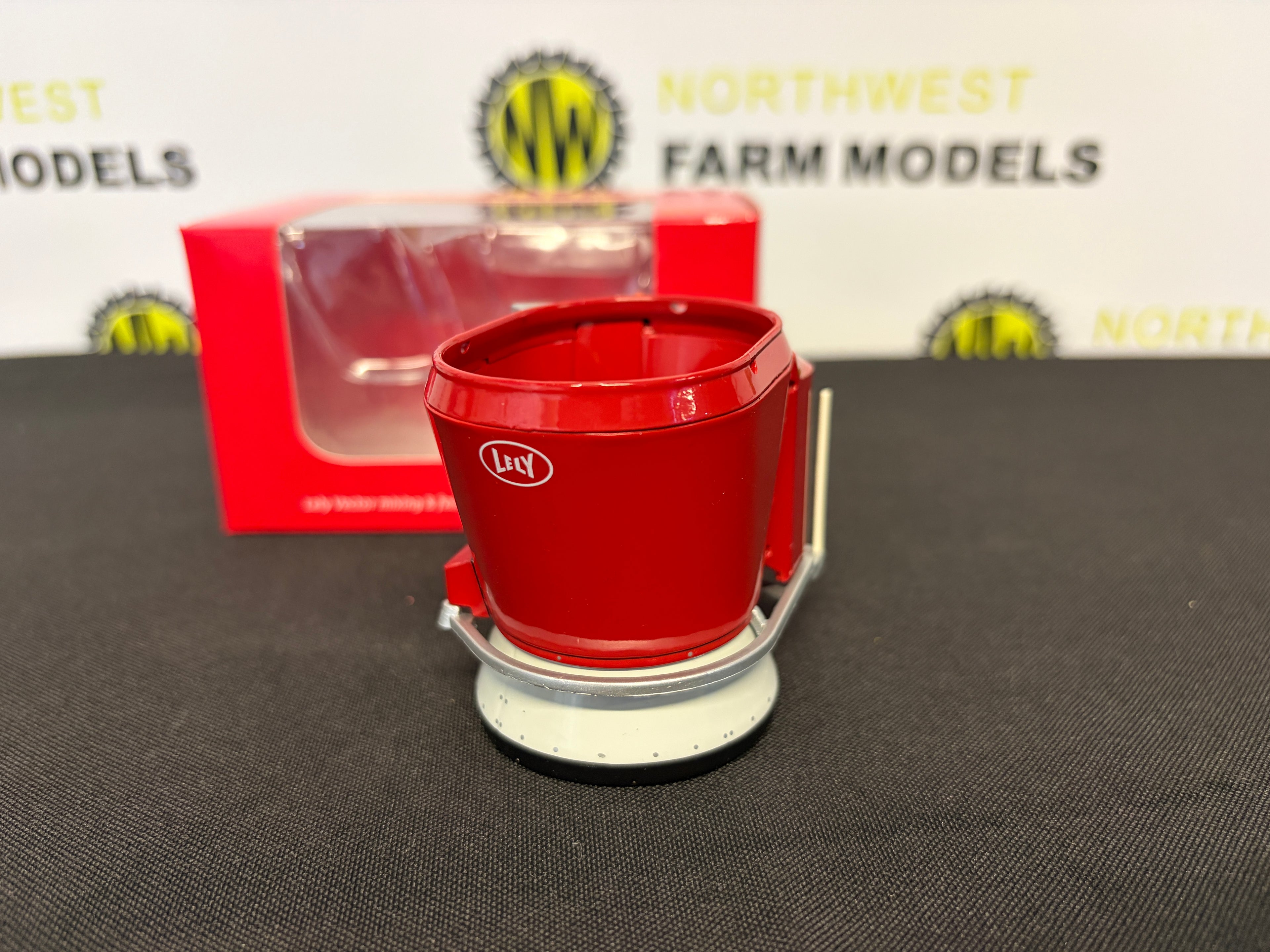 AT COLLECTIONS 3200505 1:32 SCALE LELY VECTOR FEEDING ROBOT