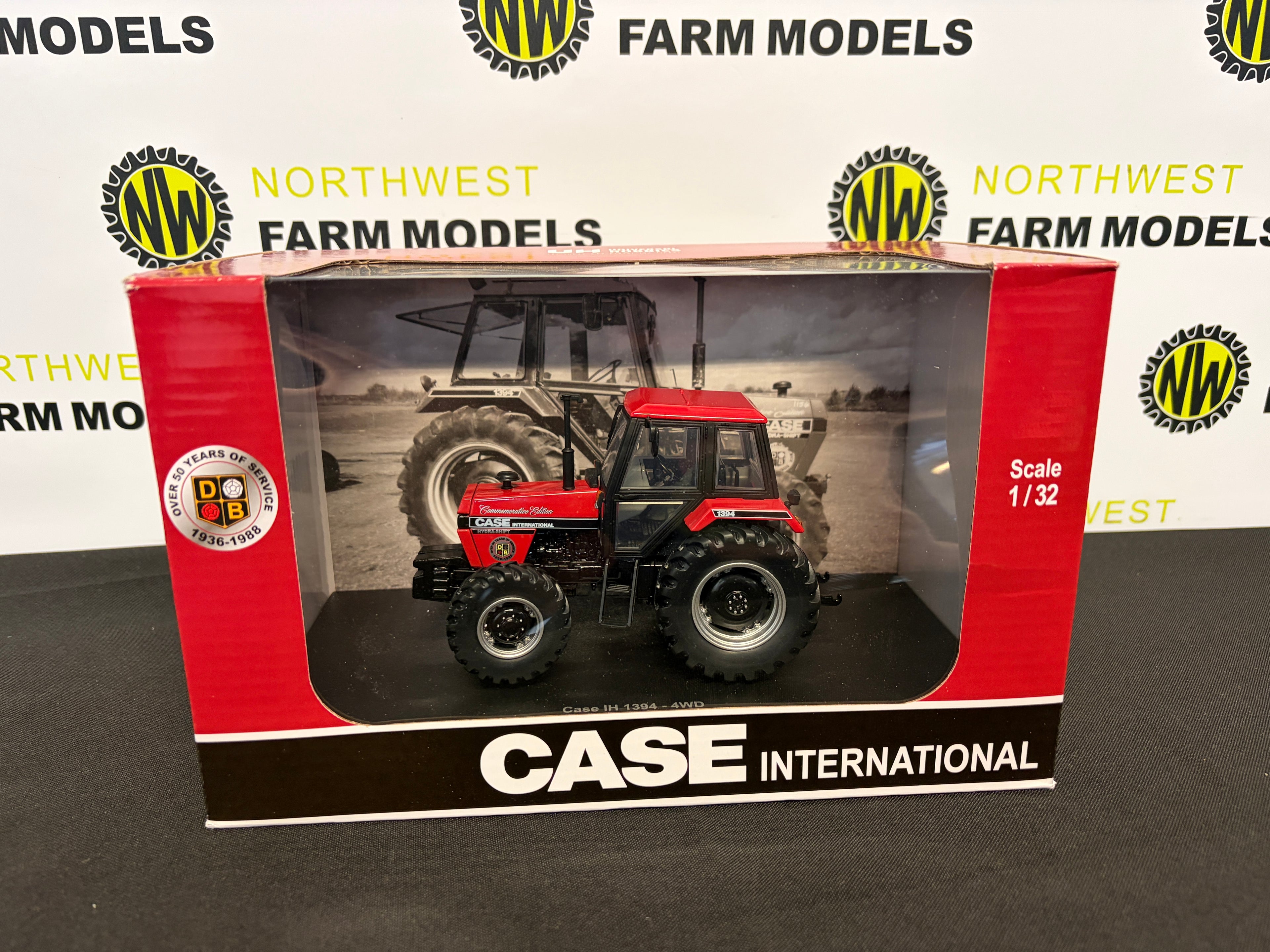 UNIVERSAL HOBBIES 6435 1:32 SCALE CASE INTERNATIONAL 1394 4WD COMMEMORATIVE