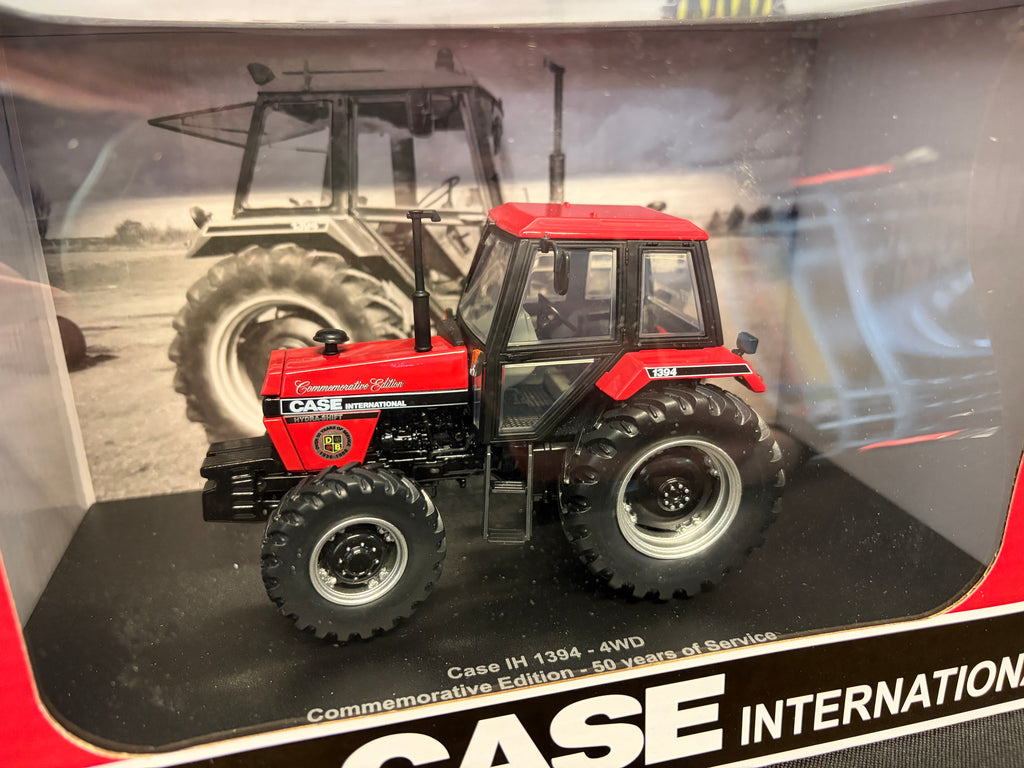 UNIVERSAL HOBBIES 6435 1:32 SCALE CASE INTERNATIONAL 1394 4WD COMMEMORATIVE