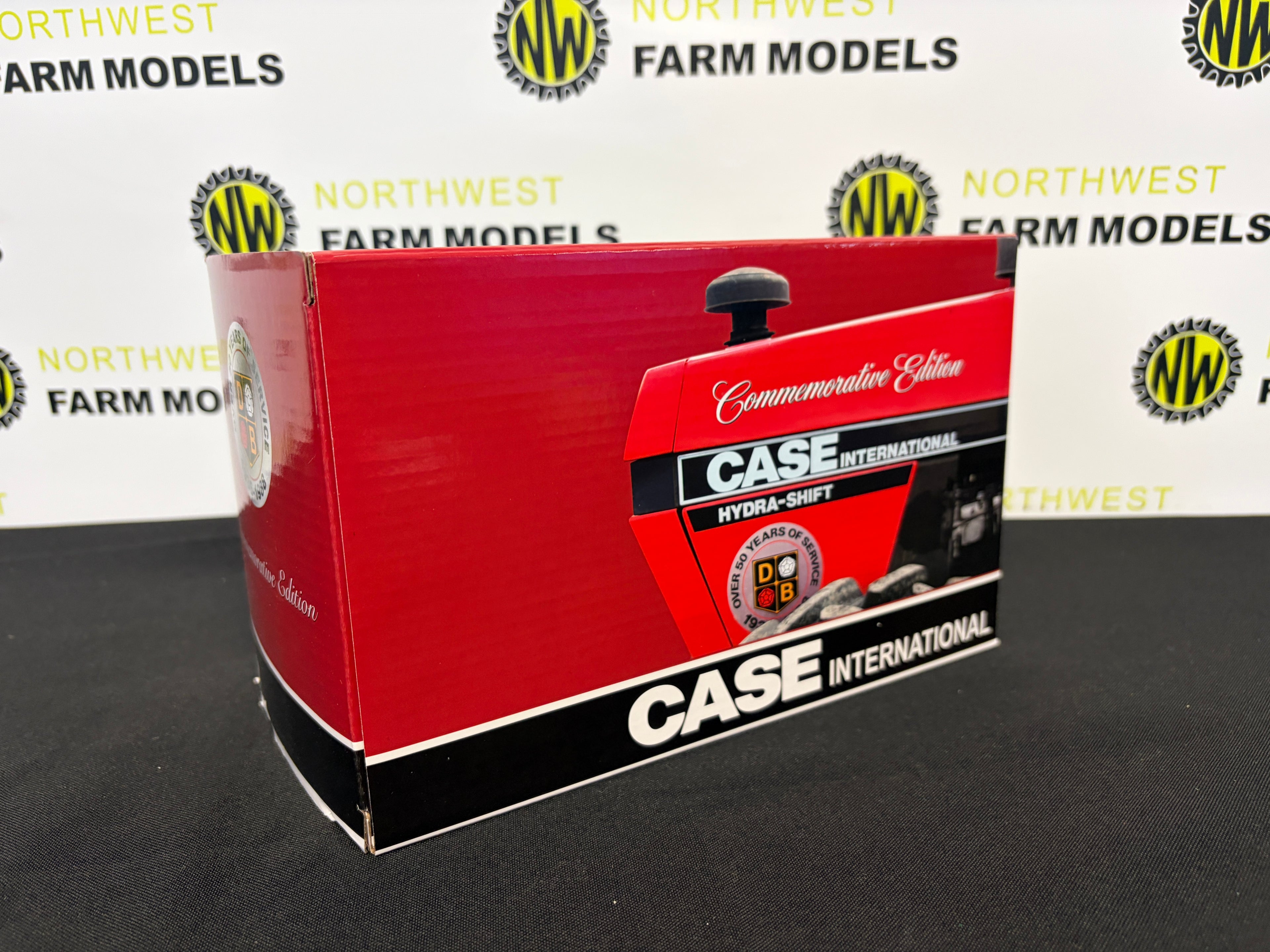 UNIVERSAL HOBBIES 6435 1:32 SCALE CASE INTERNATIONAL 1394 4WD COMMEMORATIVE