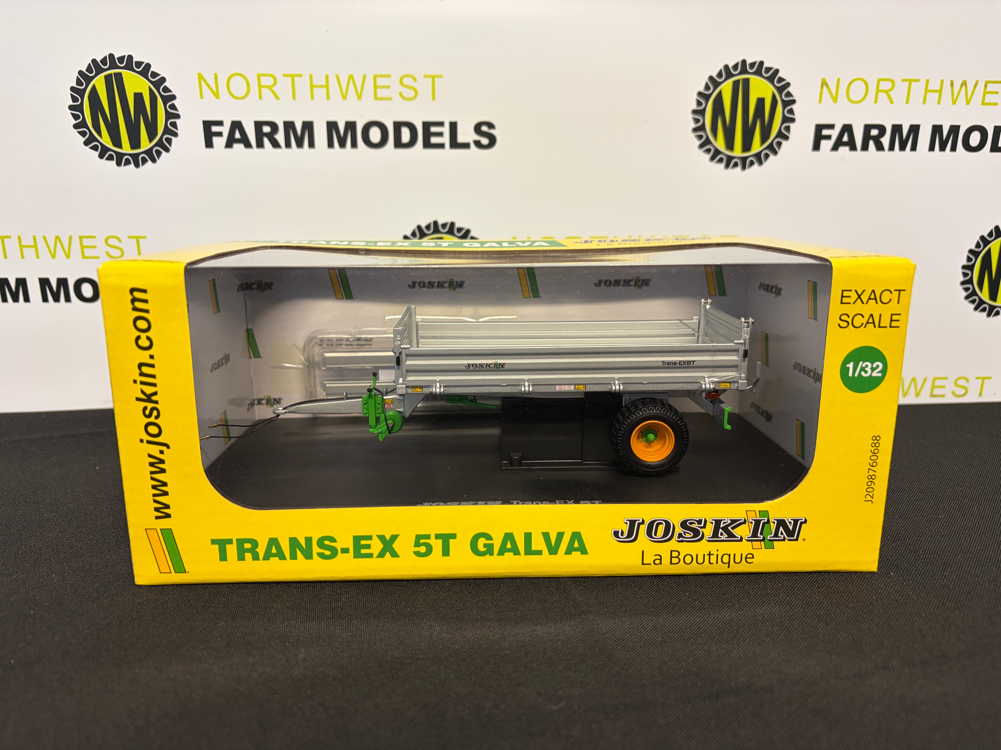 UNIVERSAL HOBBIES 7229 1:32 SCALE JOSKIN TRANS-EX 5T SILVER