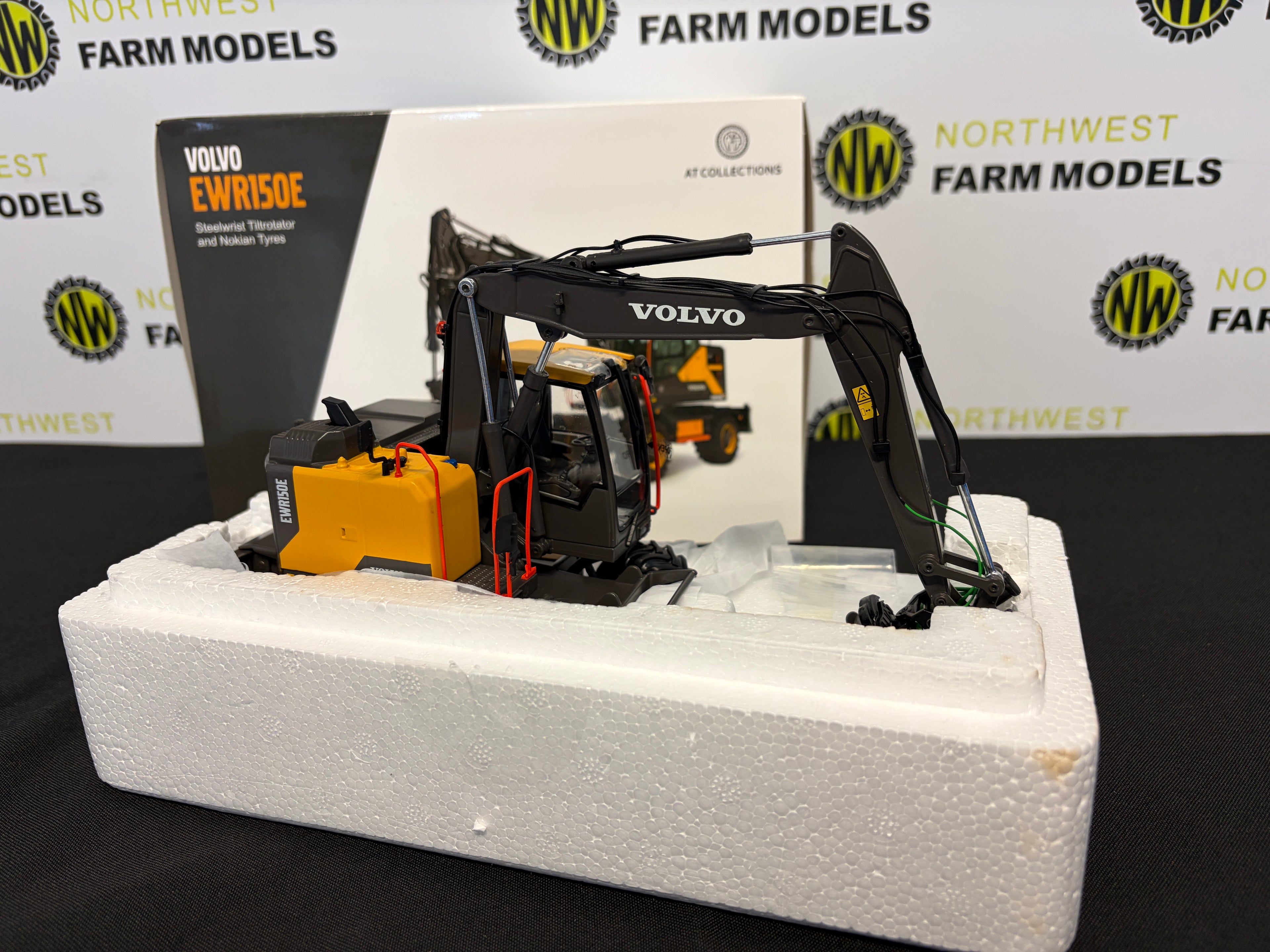 AT COLLECTIONS AT3200100 1:32 SCALE VOLVO EWR150E STEELWRIST TILTROTATOR AND NOKIAN TYRES