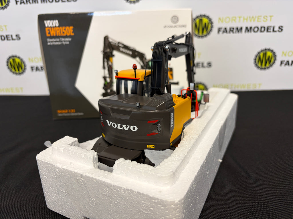AT COLLECTIONS AT3200100 1:32 SCALE VOLVO EWR150E STEELWRIST TILTROTATOR AND NOKIAN TYRES