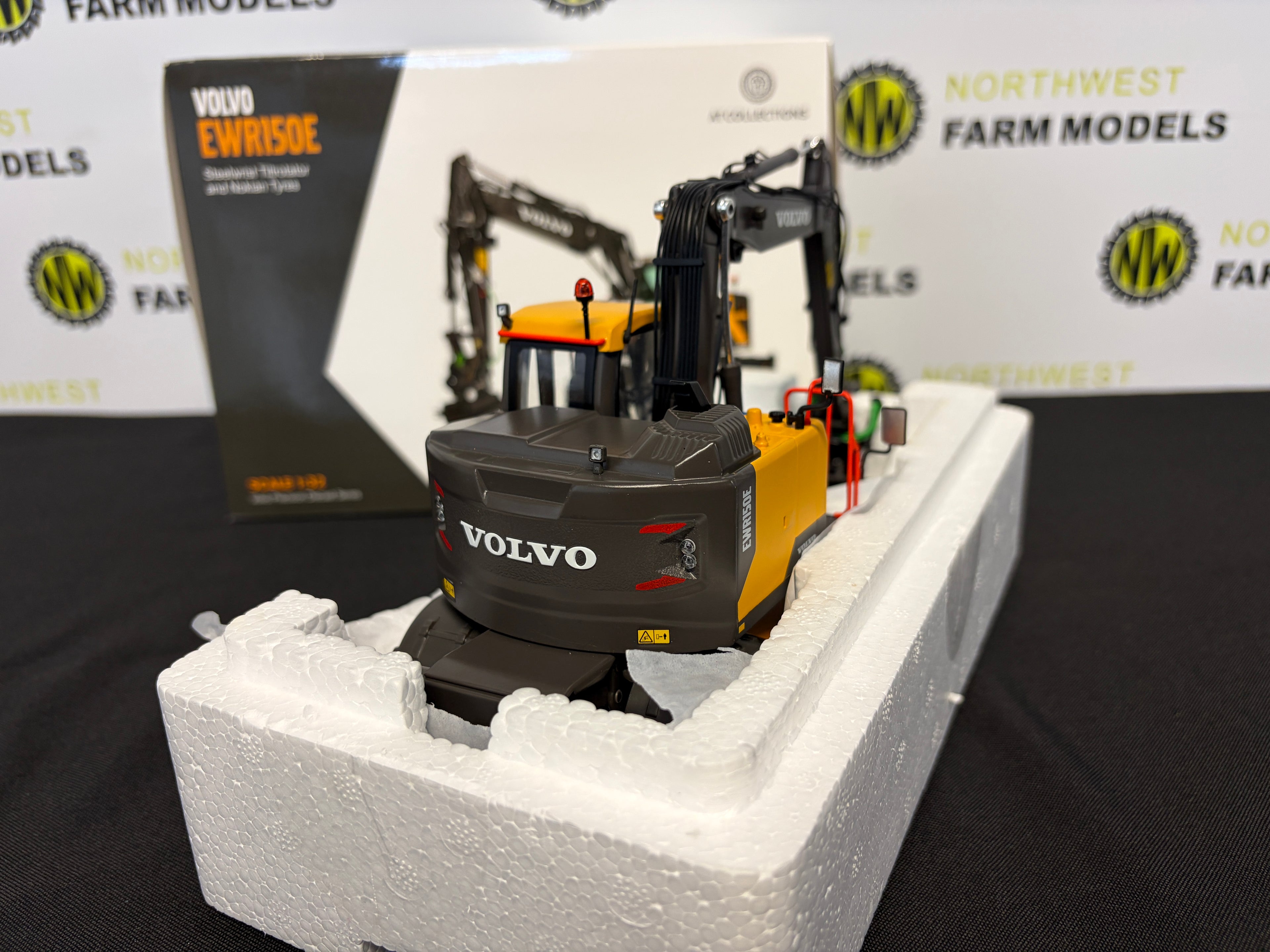 AT COLLECTIONS AT3200100 1:32 SCALE VOLVO EWR150E STEELWRIST TILTROTATOR AND NOKIAN TYRES