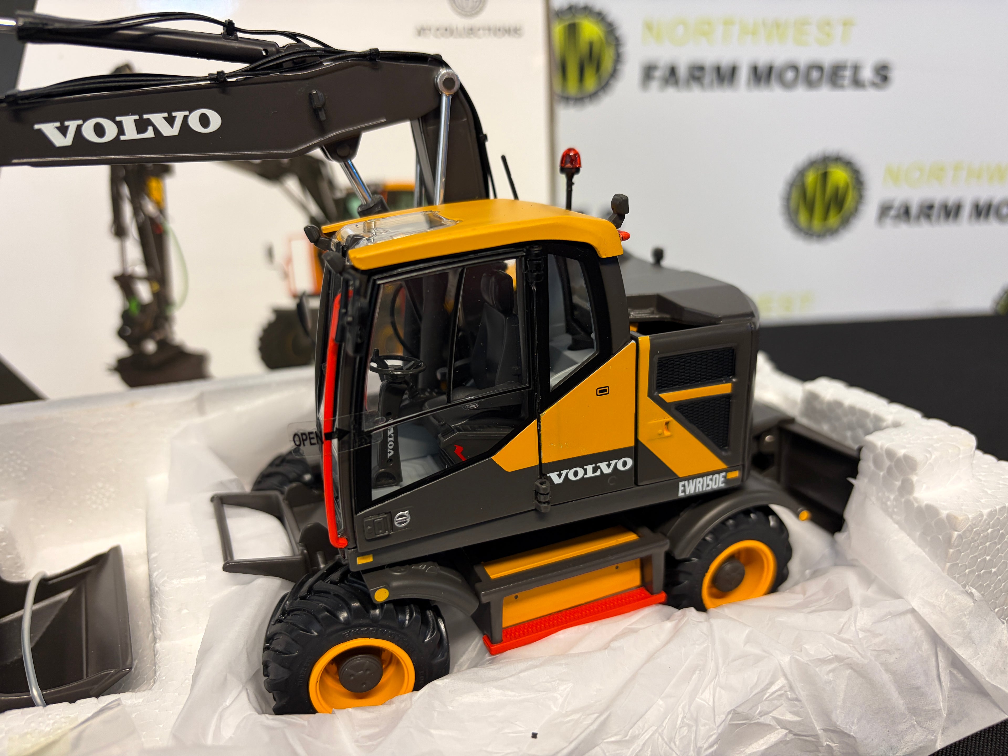 AT COLLECTIONS AT3200100 1:32 SCALE VOLVO EWR150E STEELWRIST TILTROTATOR AND NOKIAN TYRES