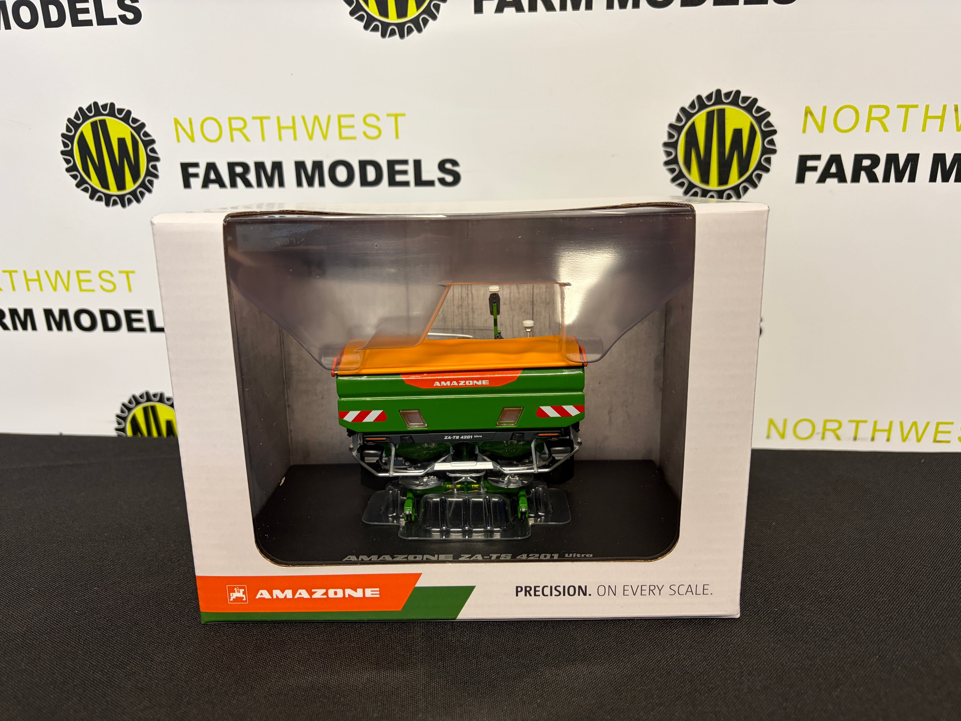 UNIVERSAL HOBBIES 6801 1:32 SCALE AMAZONE ZA-TS 4201 ULTRA SPREADER