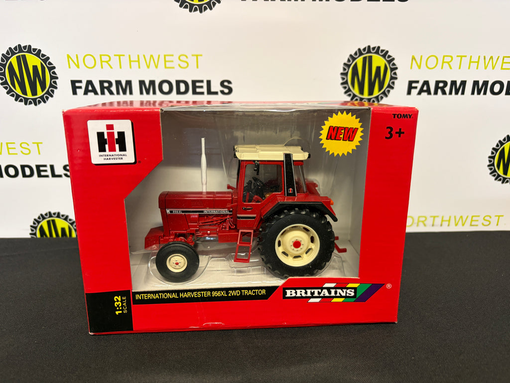 BRITAINS 42792 1:32 SCALE INTERNATIONAL HARVESTER 956XL 2WD TRACTOR