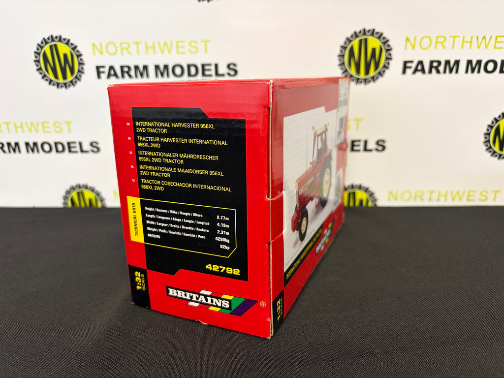 BRITAINS 42792 1:32 SCALE INTERNATIONAL HARVESTER 956XL 2WD TRACTOR