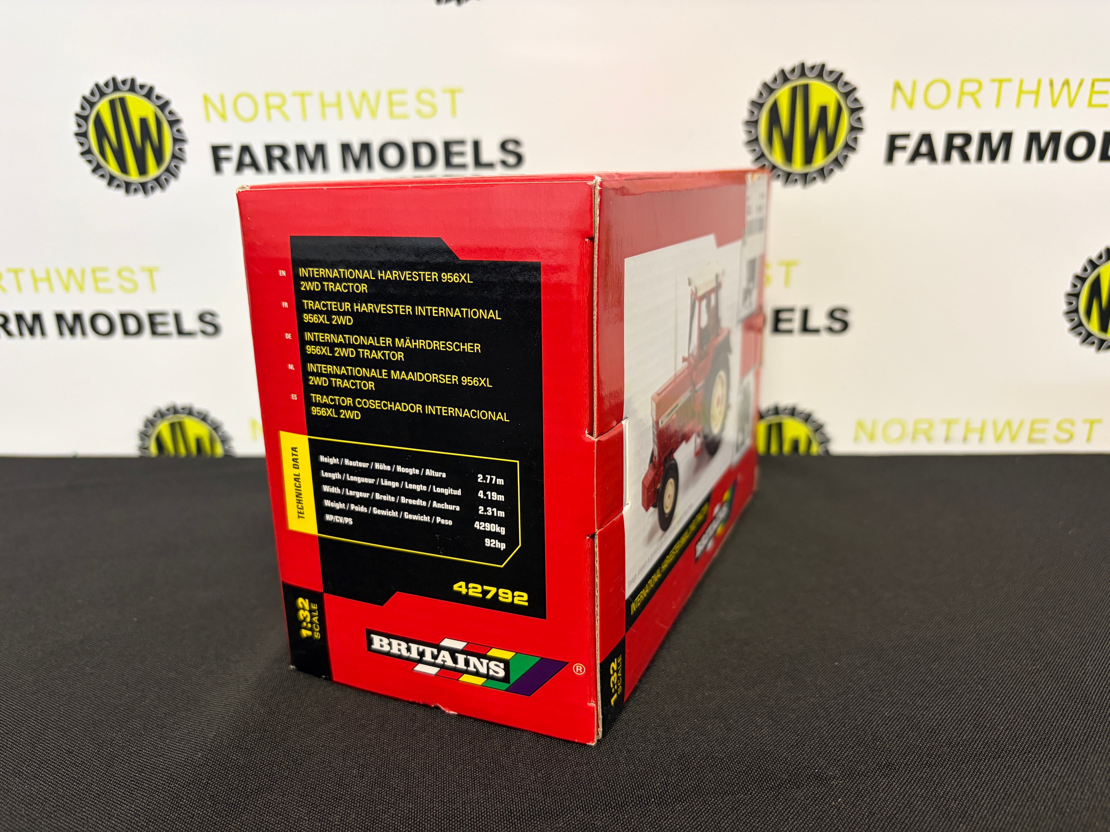BRITAINS 42792 1:32 SCALE INTERNATIONAL HARVESTER 956XL 2WD TRACTOR