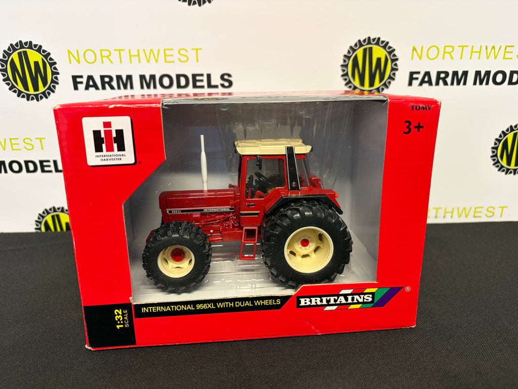 BRITAINS 42802 1:32 SCALE INTERNATIONAL 956XL WITH DUAL WHEELS