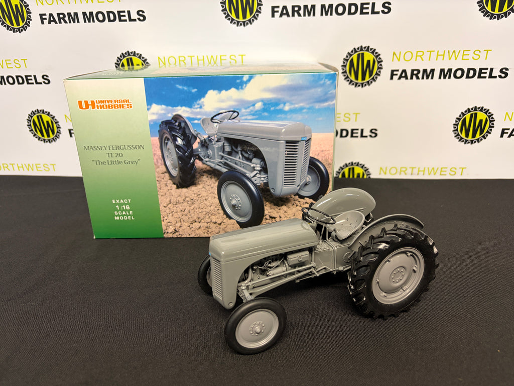 UNIVERSAL HOBBIES 2690 1:16 SCALE FERGUSON TE 20 TRACTOR