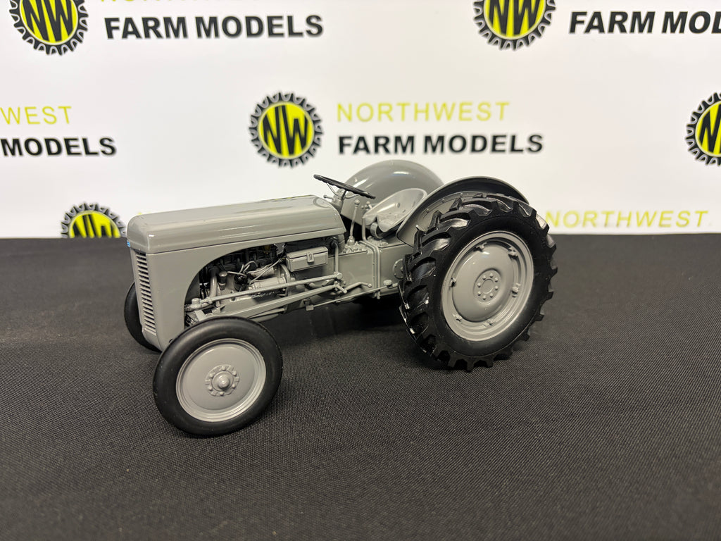 UNIVERSAL HOBBIES 2690 1:16 SCALE FERGUSON TE 20 TRACTOR