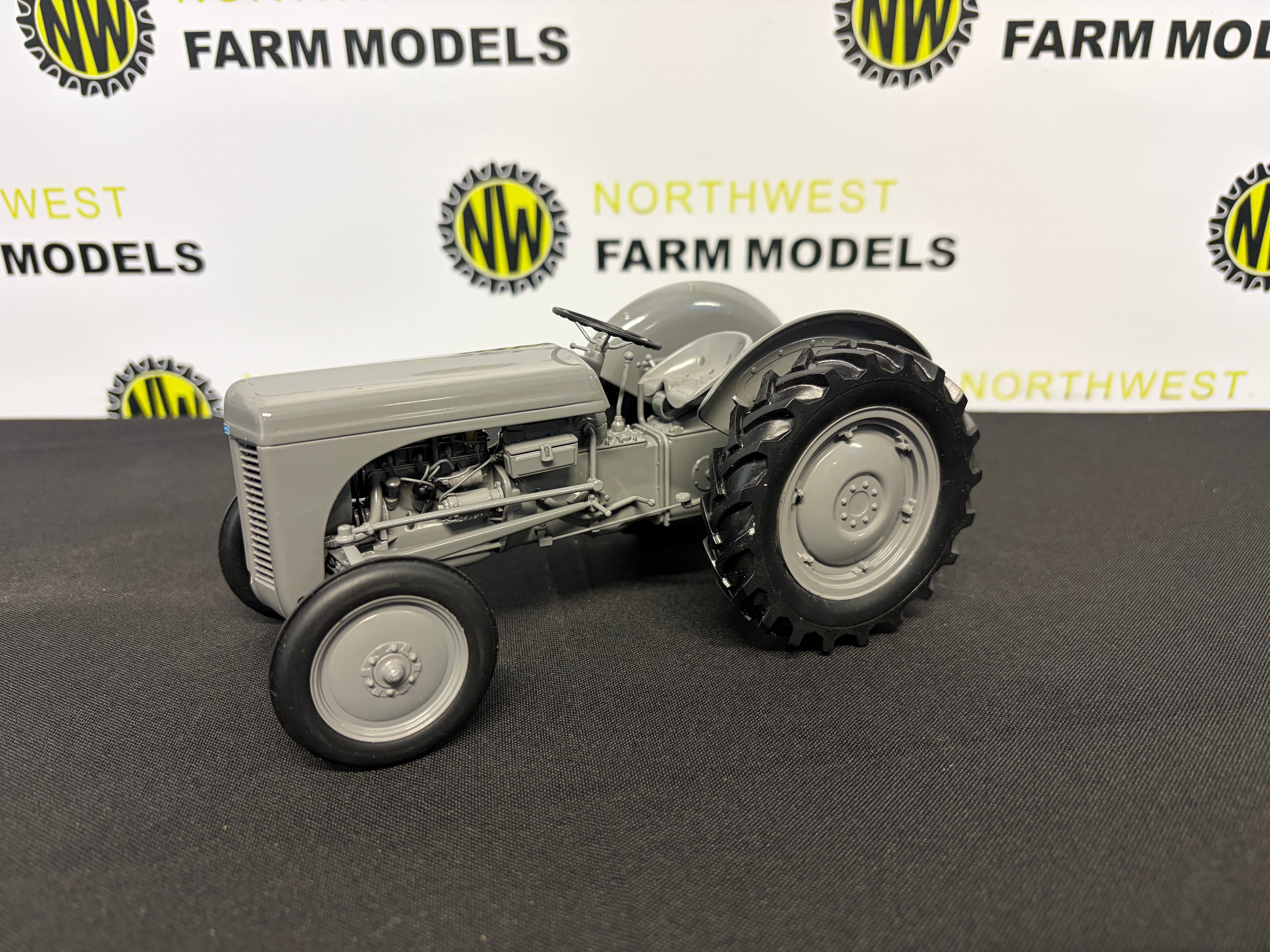UNIVERSAL HOBBIES 2690 1:16 SCALE FERGUSON TE 20 TRACTOR