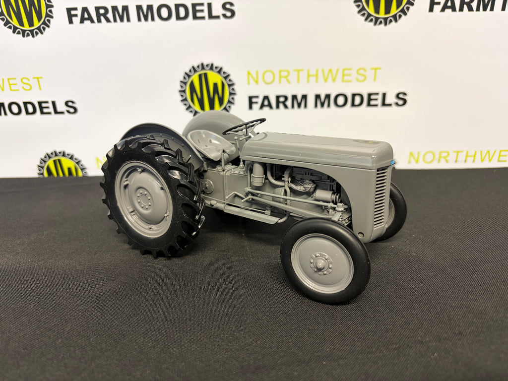 UNIVERSAL HOBBIES 2690 1:16 SCALE FERGUSON TE 20 TRACTOR