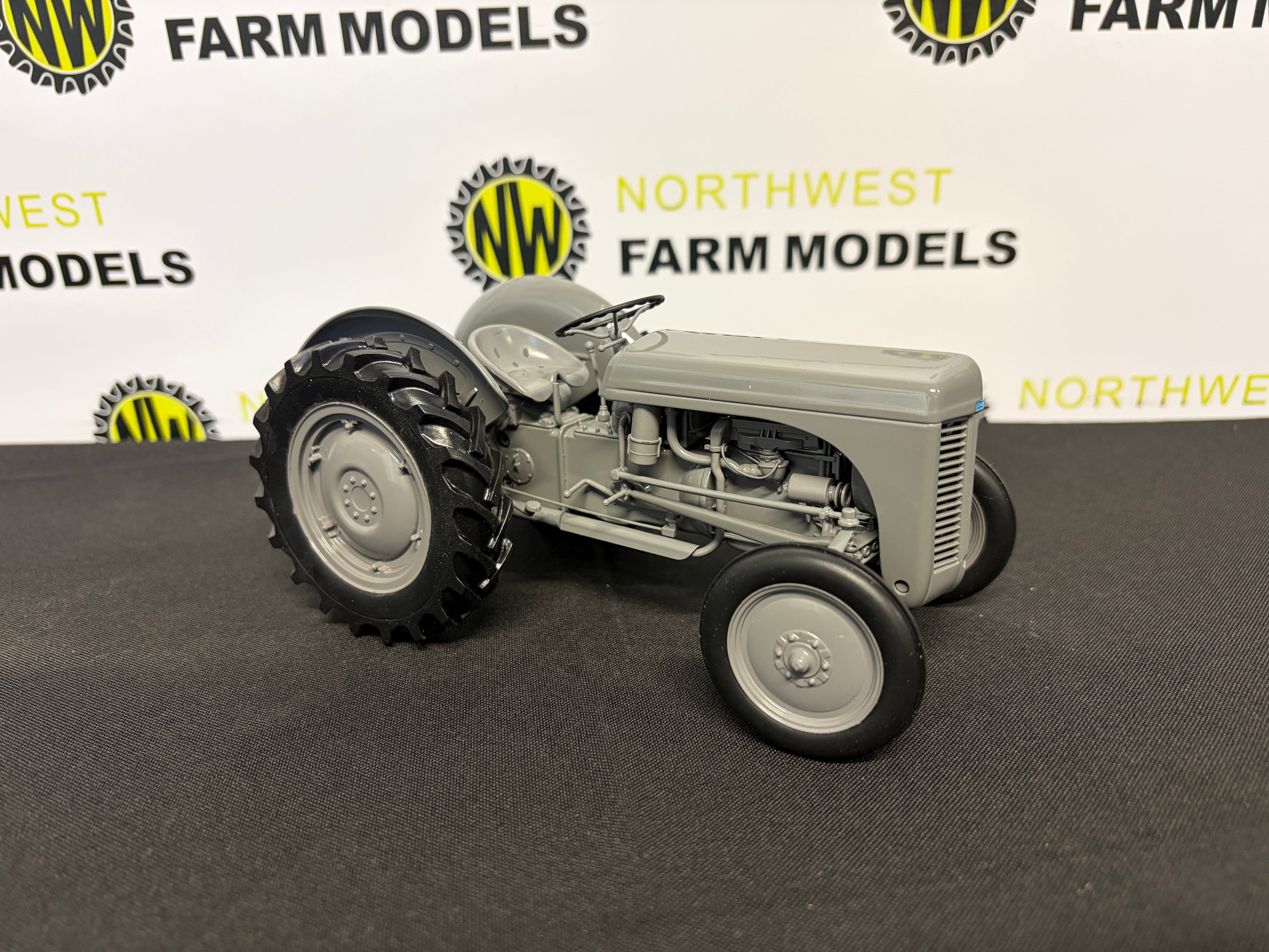 UNIVERSAL HOBBIES 2690 1:16 SCALE FERGUSON TE 20 TRACTOR