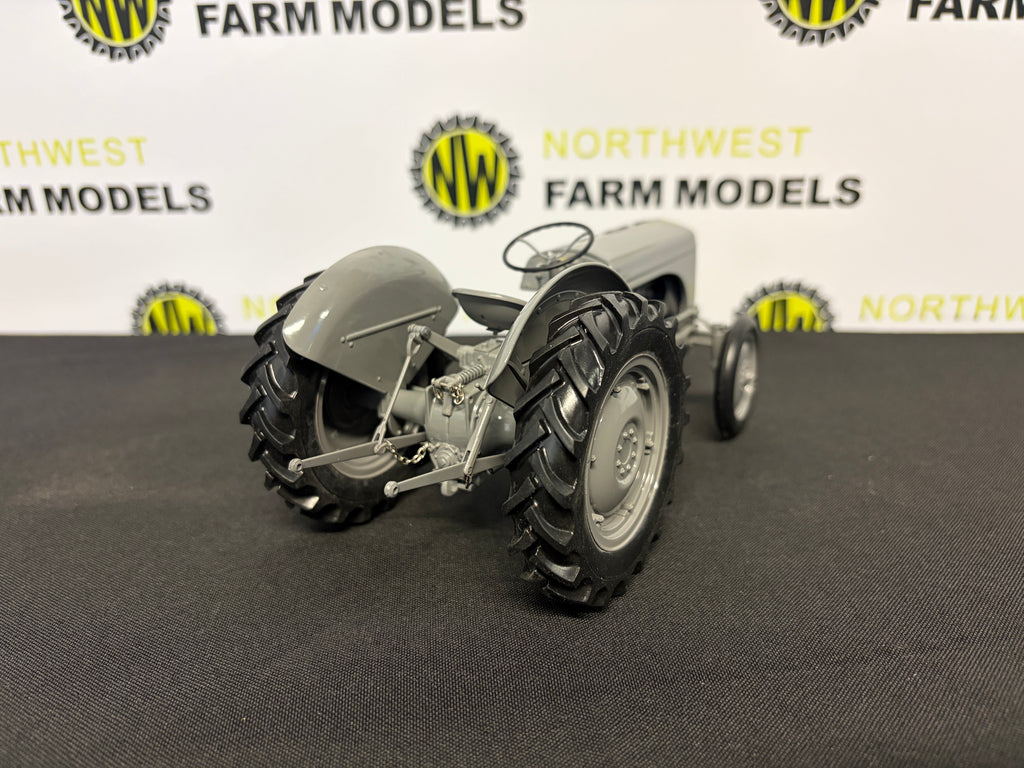 UNIVERSAL HOBBIES 2690 1:16 SCALE FERGUSON TE 20 TRACTOR