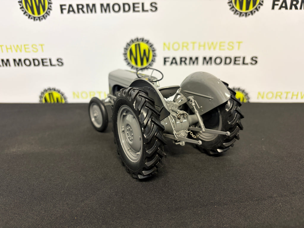 UNIVERSAL HOBBIES 2690 1:16 SCALE FERGUSON TE 20 TRACTOR
