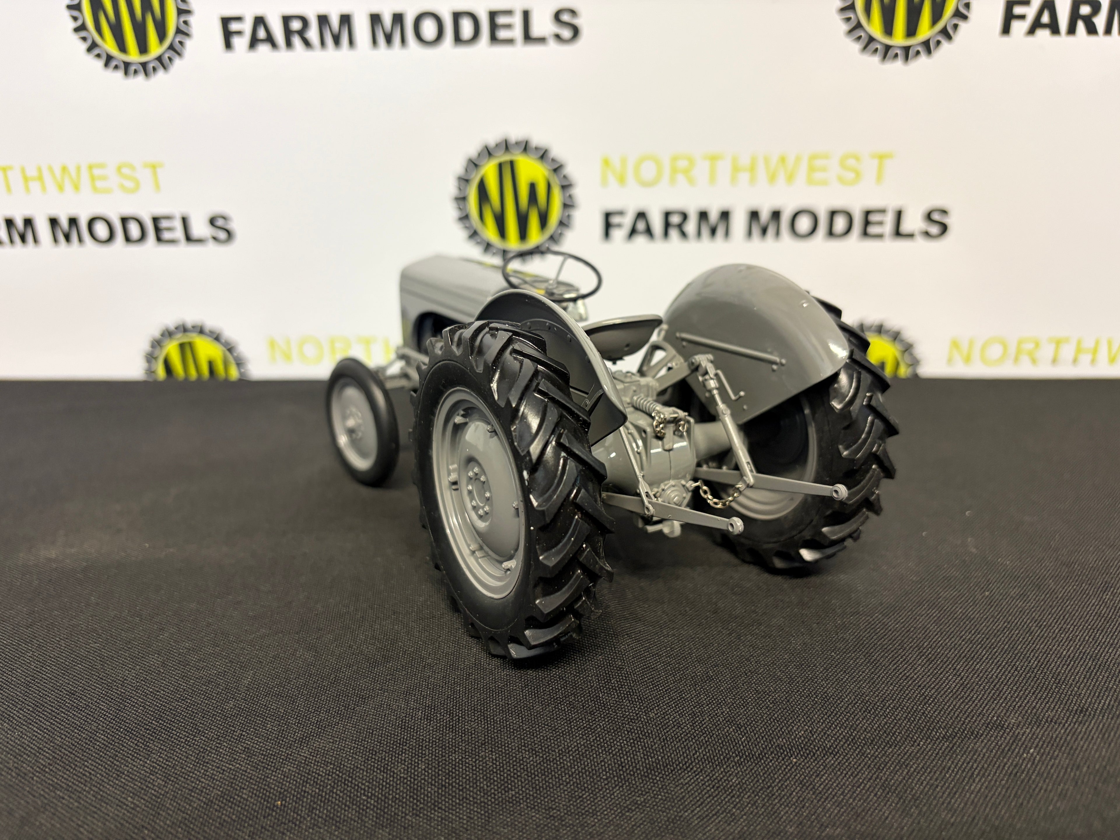 UNIVERSAL HOBBIES 2690 1:16 SCALE FERGUSON TE 20 TRACTOR