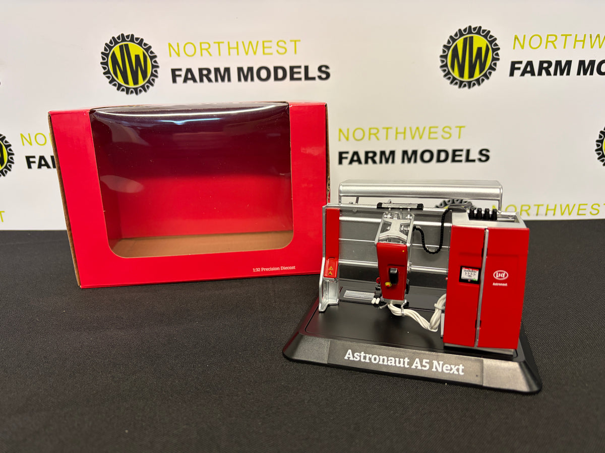 AT COLLECTIONS AT3200500 1:32 SCALE LELY ASTRONAUT A5 MILKING ROBOT