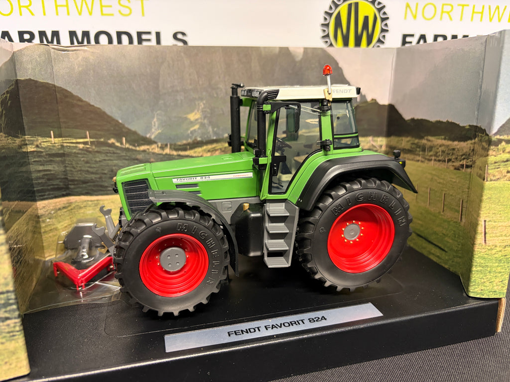 WEISE TOYS 1002 1:32 SCALE FENDT FAVORIT 824 TRACTOR
