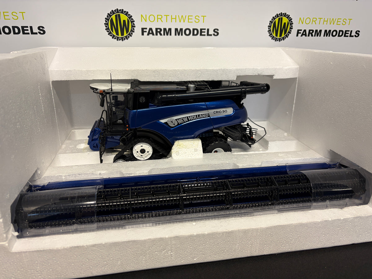 UNIVERSAL HOBBIES 1:32 SCALE NEW HOLLAND CR 10.90 COMBINE HARVESTER "BLUE POWER"