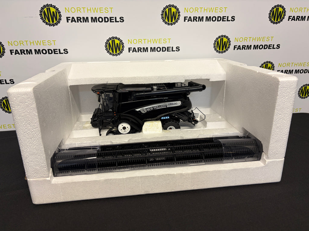 UNIVERSAL HOBBIES 1:32 SCALE NEW HOLLAND CR 10.90 COMBINE HARVESTER "BLACK EDITION"