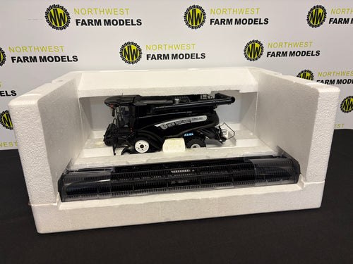 UNIVERSAL HOBBIES 1:32 SCALE NEW HOLLAND CR 10.90 COMBINE HARVESTER "BLACK EDITION"
