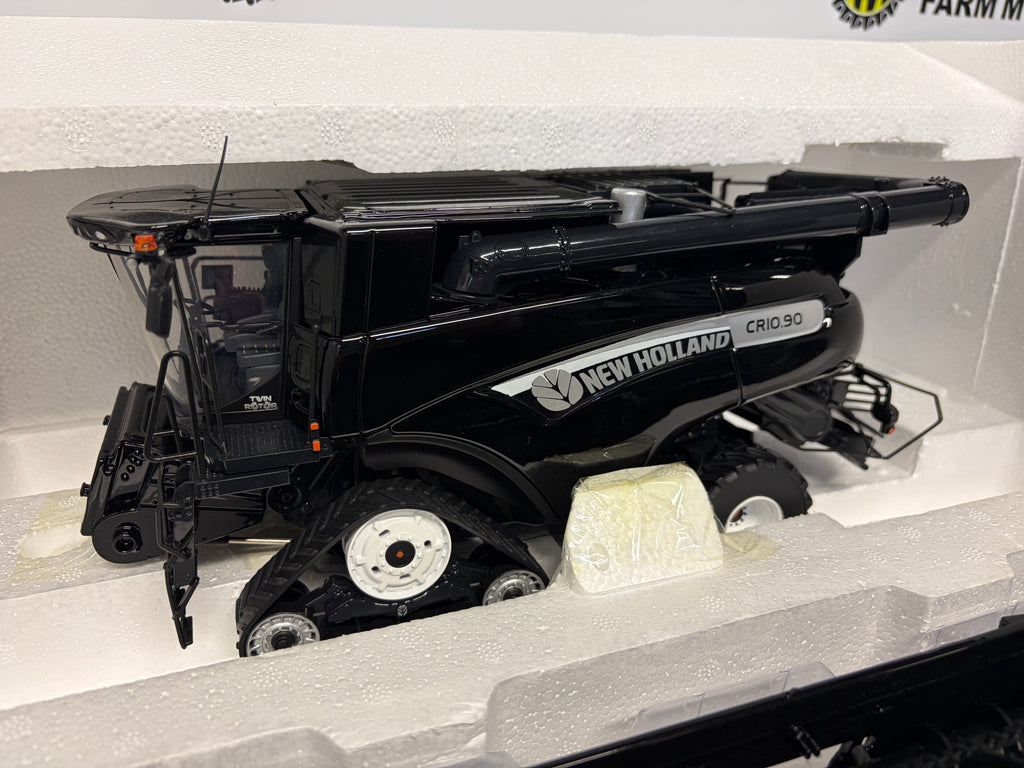 UNIVERSAL HOBBIES 1:32 SCALE NEW HOLLAND CR 10.90 COMBINE HARVESTER "BLACK EDITION"