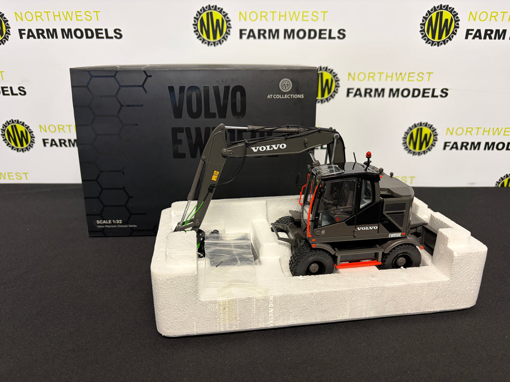 AT COLLECIONS 3200116 1:32 SCALE VOLVO EWR150E WHEELED EXCAVATOR LIMITED BLACK EDITION
