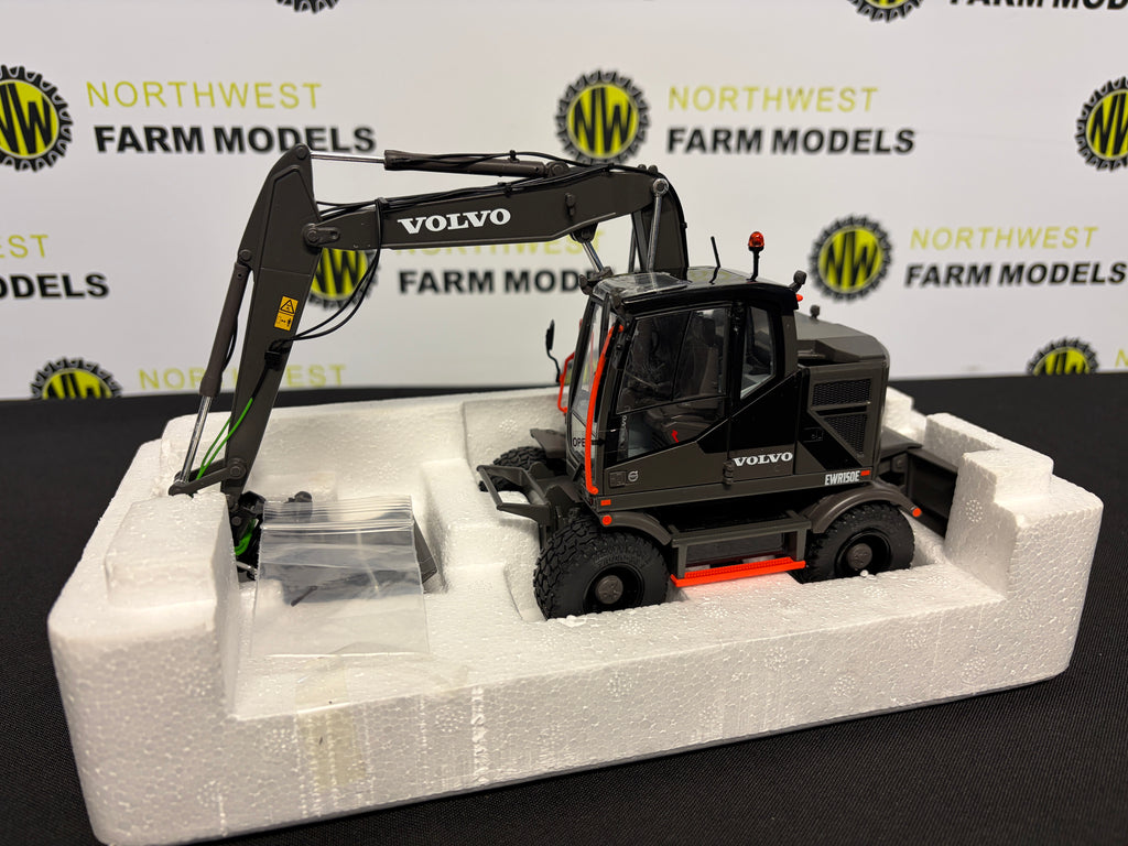 AT COLLECIONS 3200116 1:32 SCALE VOLVO EWR150E WHEELED EXCAVATOR LIMITED BLACK EDITION