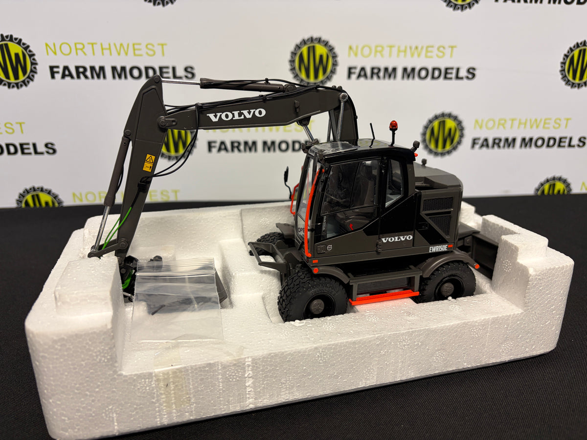 AT COLLECIONS 3200116 1:32 SCALE VOLVO EWR150E WHEELED EXCAVATOR LIMITED BLACK EDITION