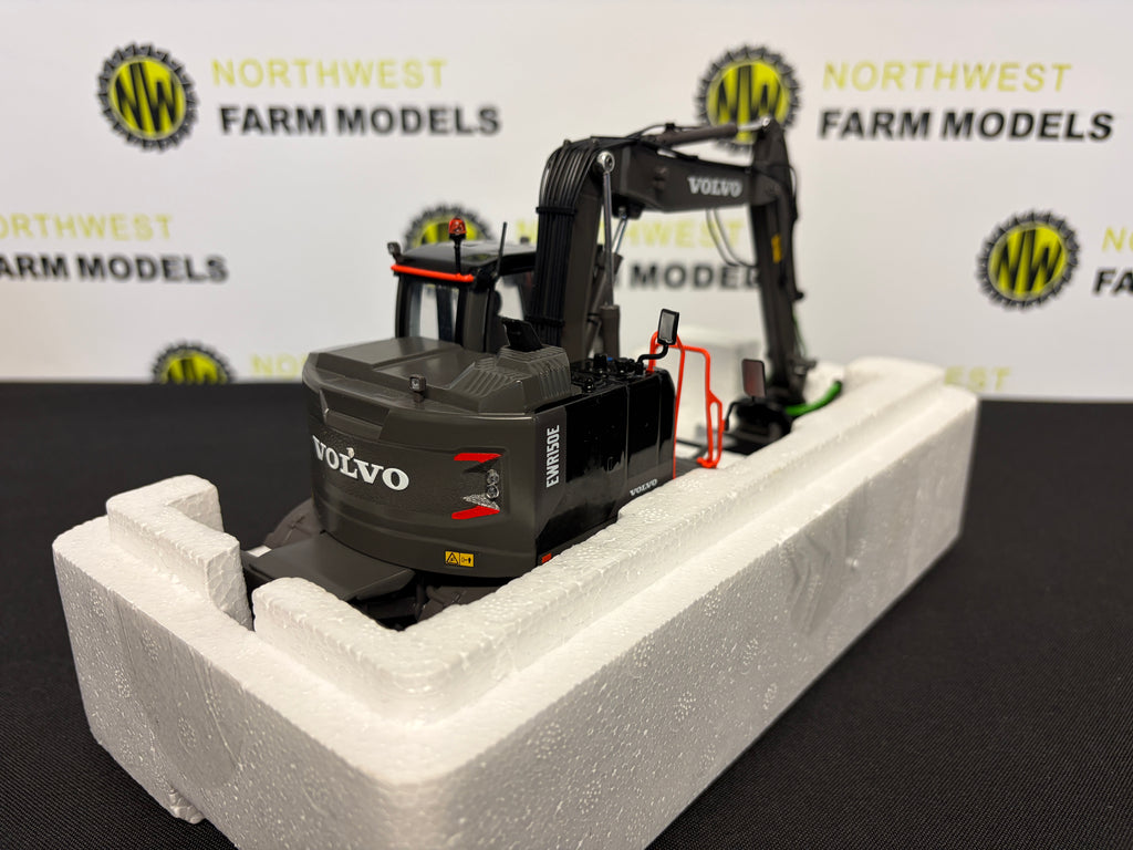 AT COLLECIONS 3200116 1:32 SCALE VOLVO EWR150E WHEELED EXCAVATOR LIMITED BLACK EDITION