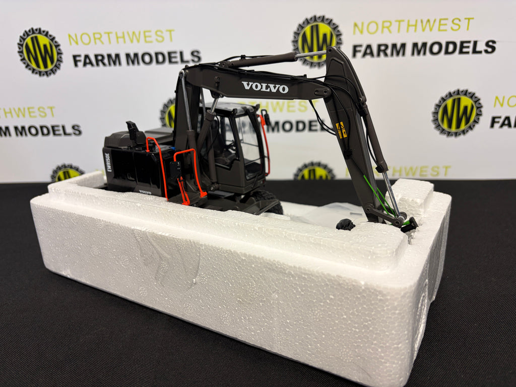 AT COLLECIONS 3200116 1:32 SCALE VOLVO EWR150E WHEELED EXCAVATOR LIMITED BLACK EDITION