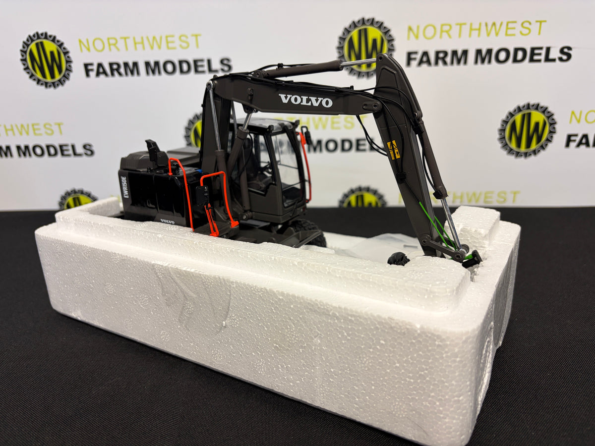 AT COLLECIONS 3200116 1:32 SCALE VOLVO EWR150E WHEELED EXCAVATOR LIMITED BLACK EDITION