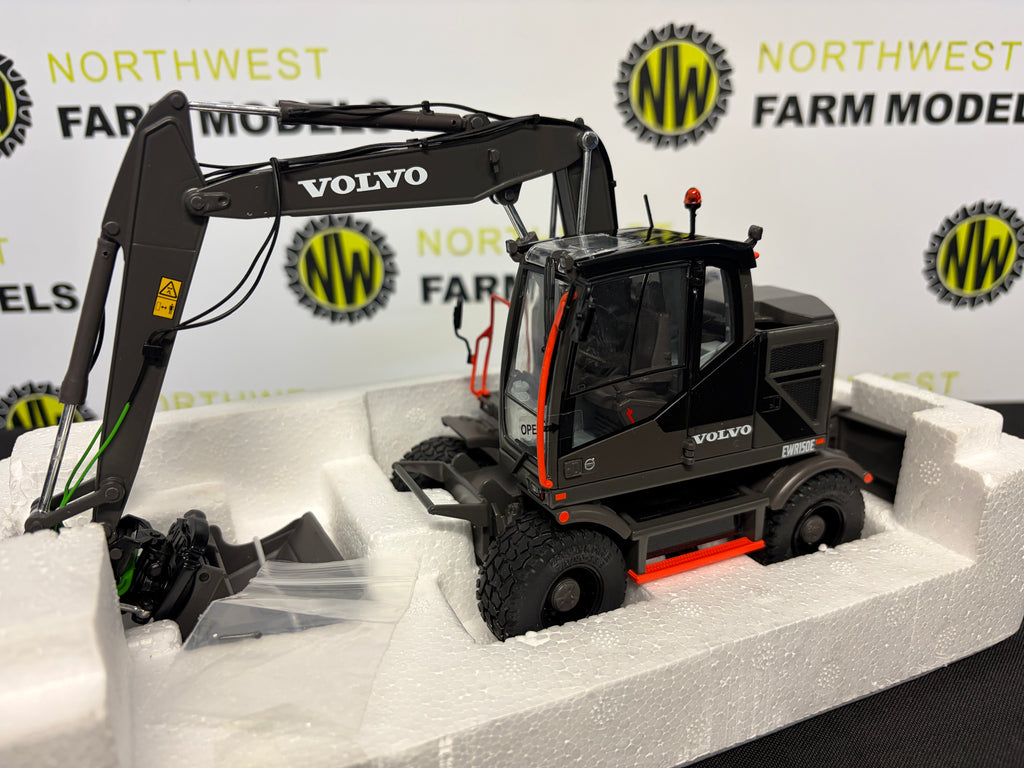 AT COLLECIONS 3200116 1:32 SCALE VOLVO EWR150E WHEELED EXCAVATOR LIMITED BLACK EDITION